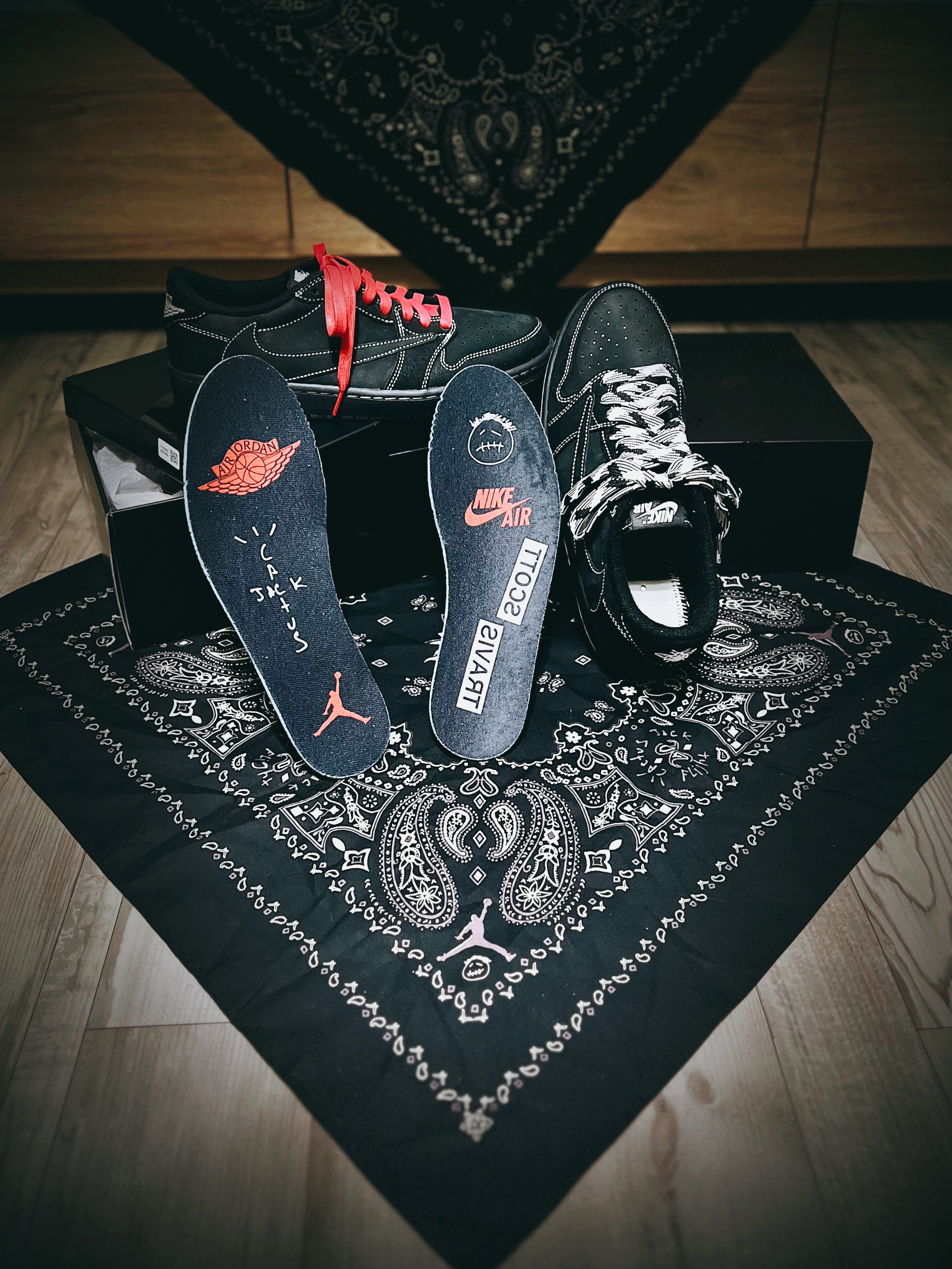 Jordan 1 x Travis Scott Retro Low OG SP Black Phantom 착용 스타일 - 3