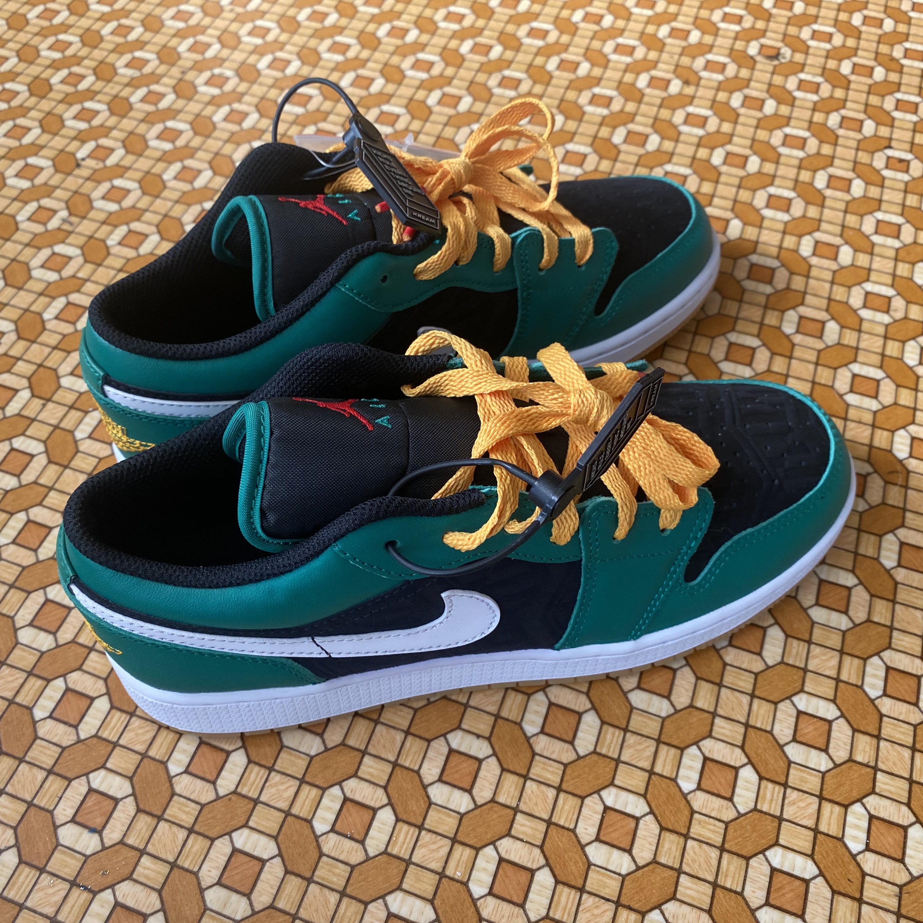(GS) Jordan 1 Low SE Malachite Black 착용 스타일 - 1
