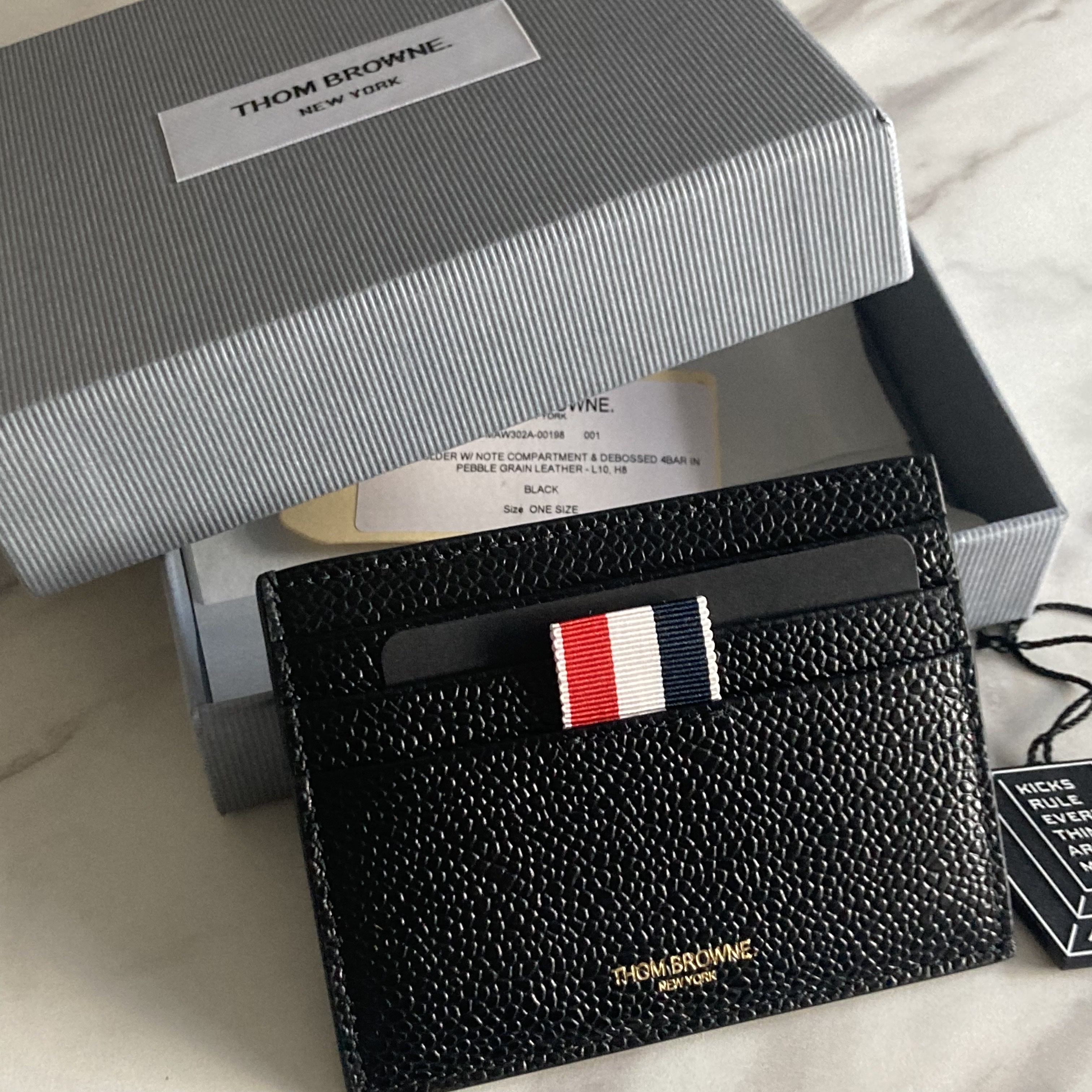 Thom Browne Pebble Grain Leather Debossed 4-Bar Note Compartment Card Holder Black 착용 스타일