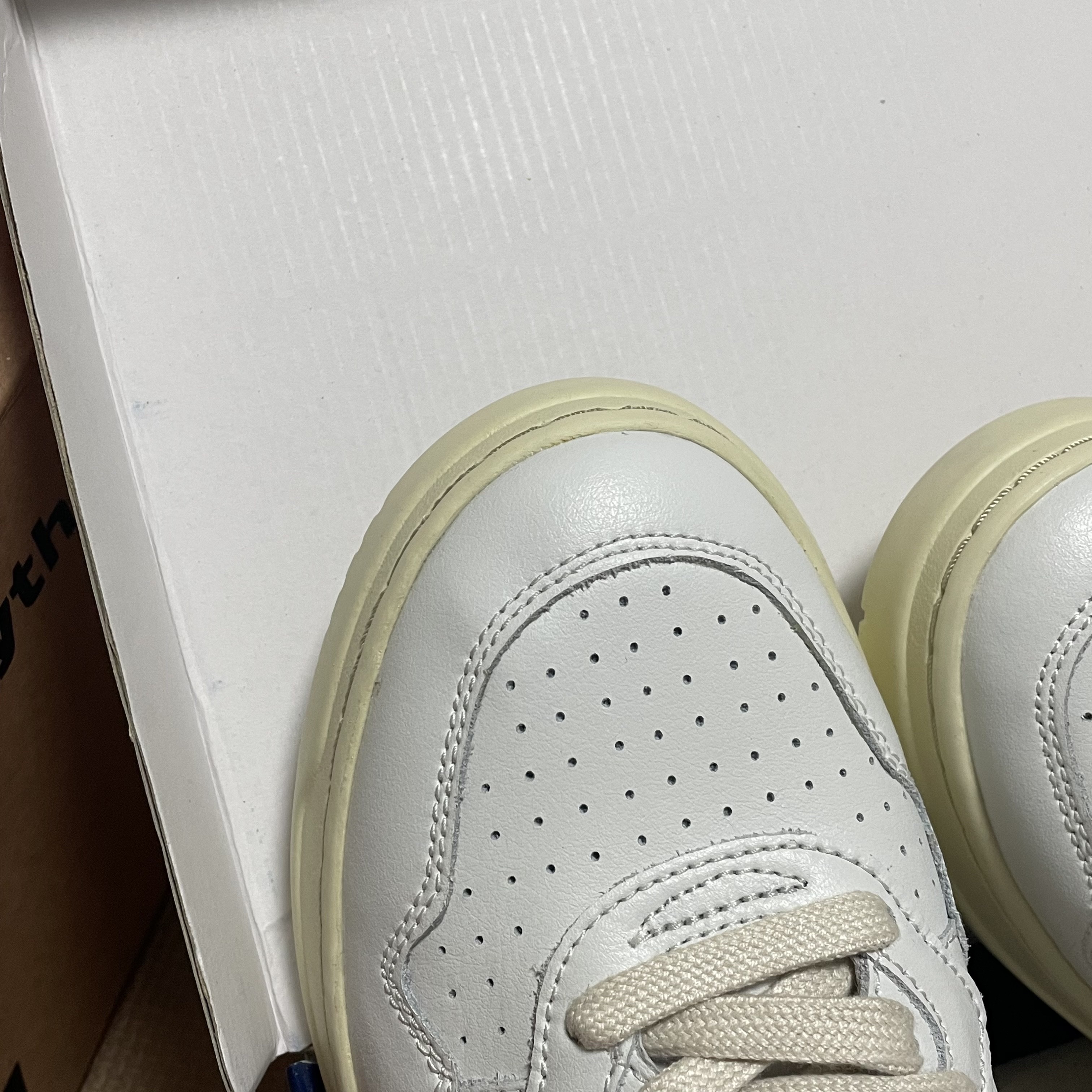 (W) Autry Medalist Low Leather Sneakers White Silver 착용 스타일 - 2