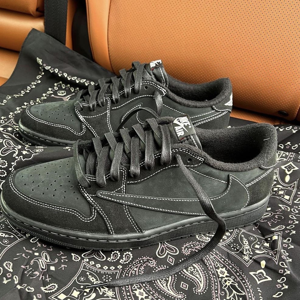Jordan 1 x Travis Scott Retro Low OG SP Black Phantom 착용 스타일