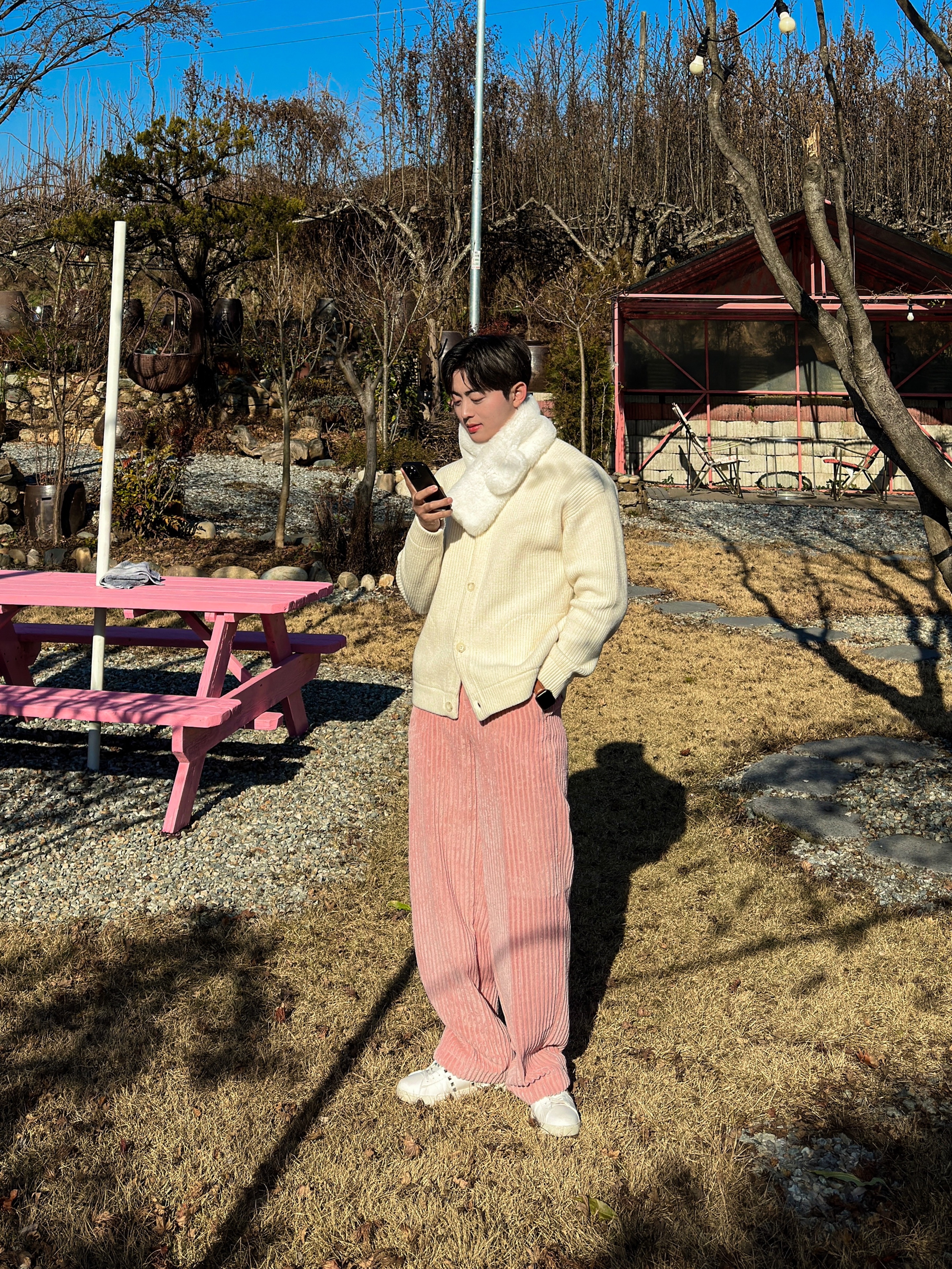Valentino Rockstud Untitled Sneakers White 착용 스타일 - 5