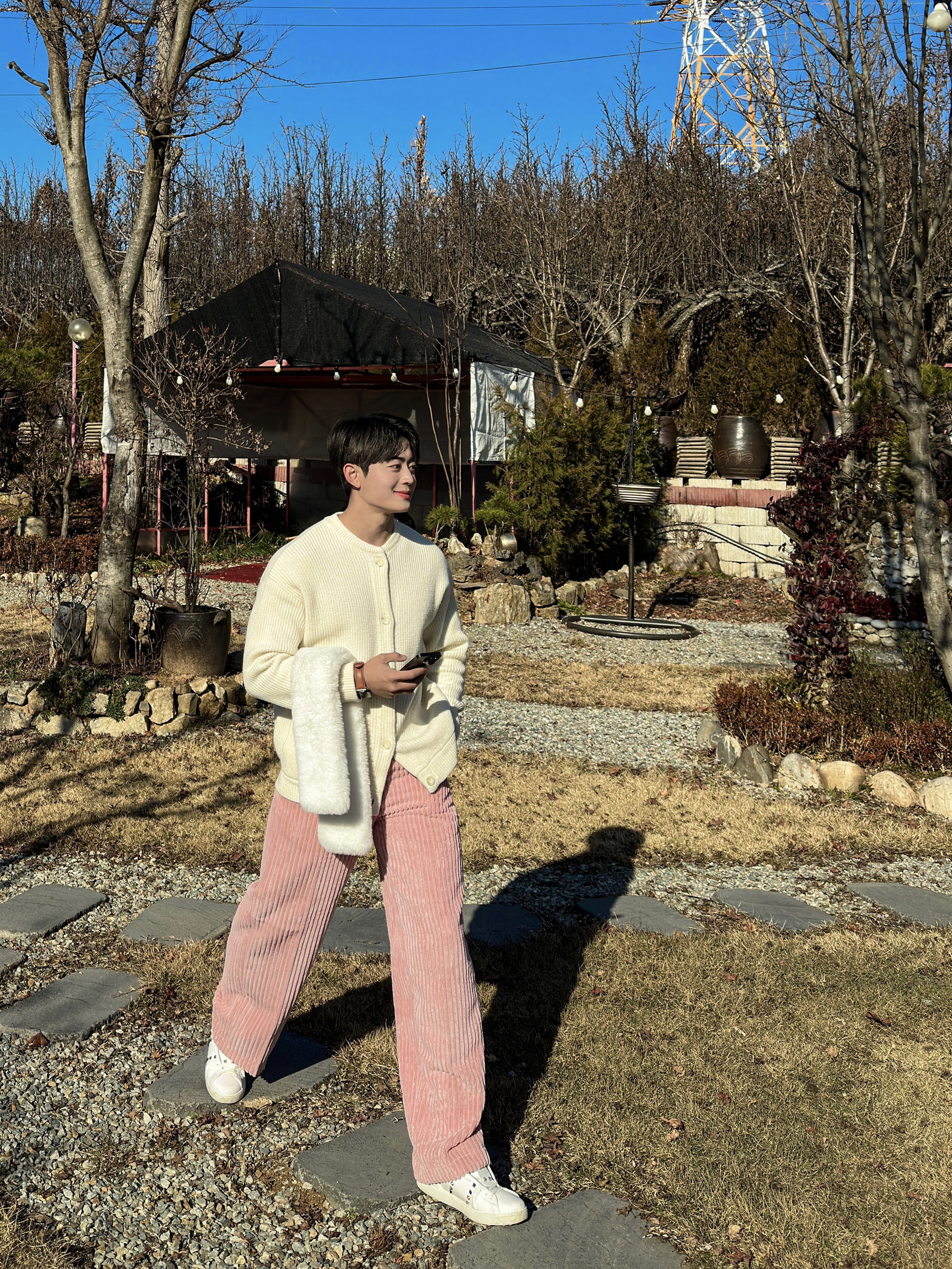 Valentino Rockstud Untitled Sneakers White 착용 스타일 - 3