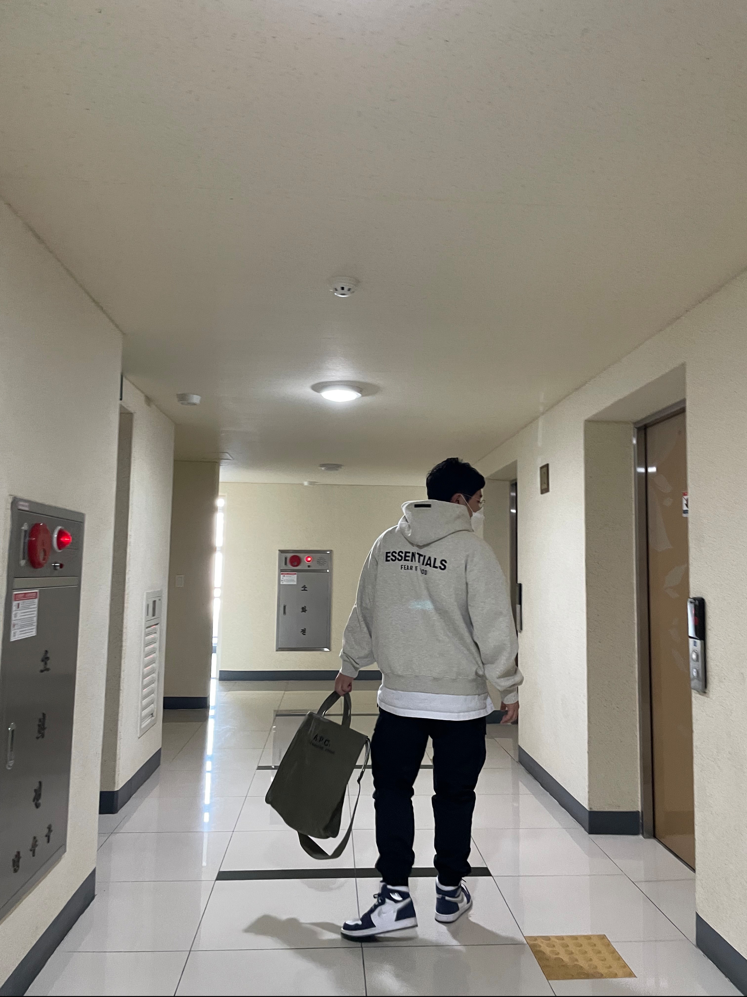 Essentials Pull-Over Hoodie Oatmeal - 21SS, Jordan 1 Retro High OG CO.JP Midnight Navy 착용 스타일