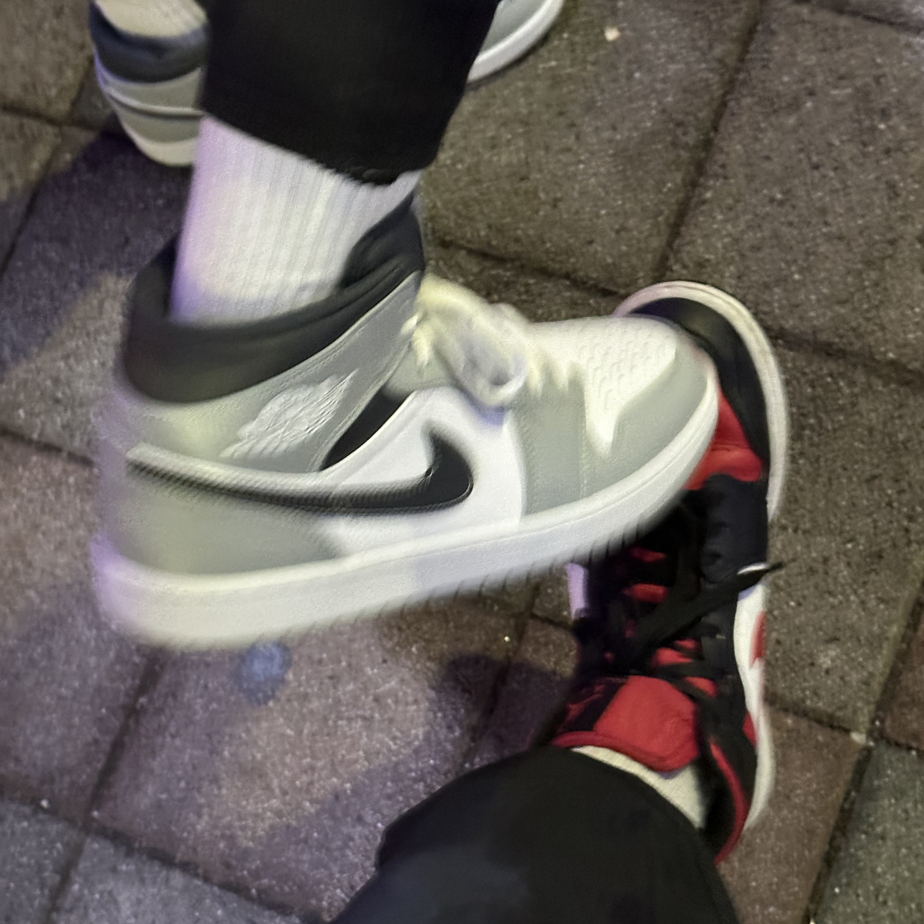 Jordan 1 Mid Light Smoke Grey Anthracite, Jordan 1 Mid Black Fire Red 착용 스타일