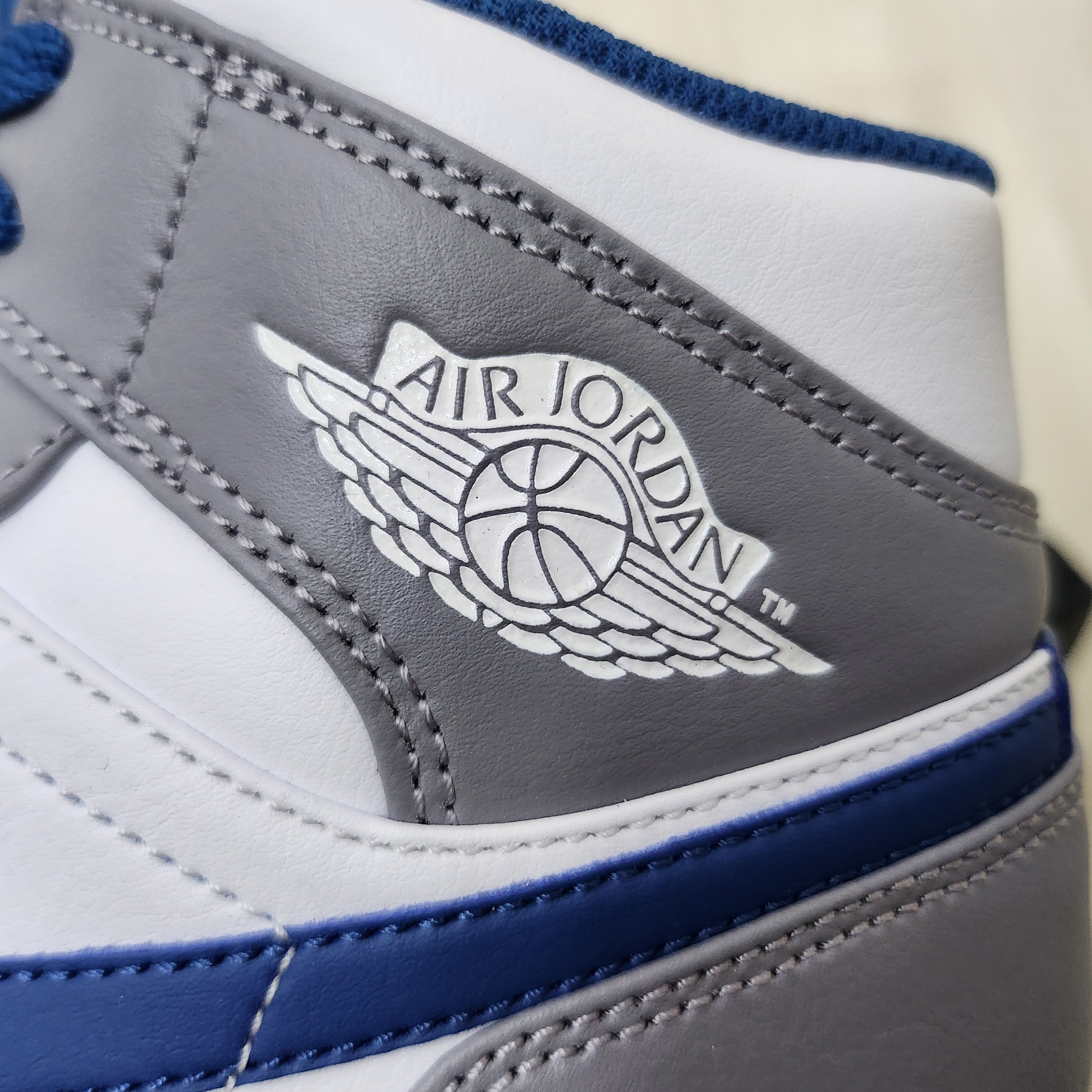 Jordan 1 Mid Cement Grey True Blue 착용 스타일 - 3