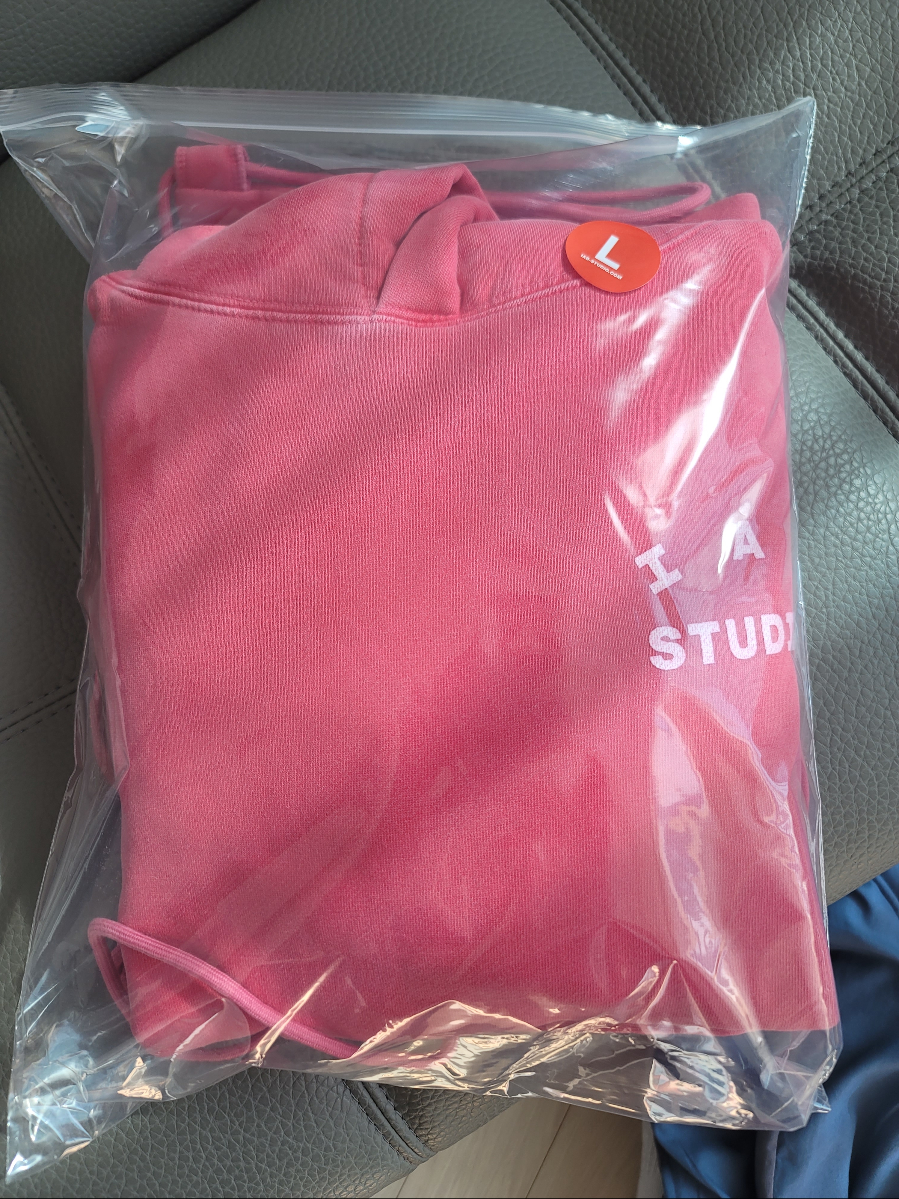 IAB Studio Pigment Hoodie & Sack Coral 착용 스타일