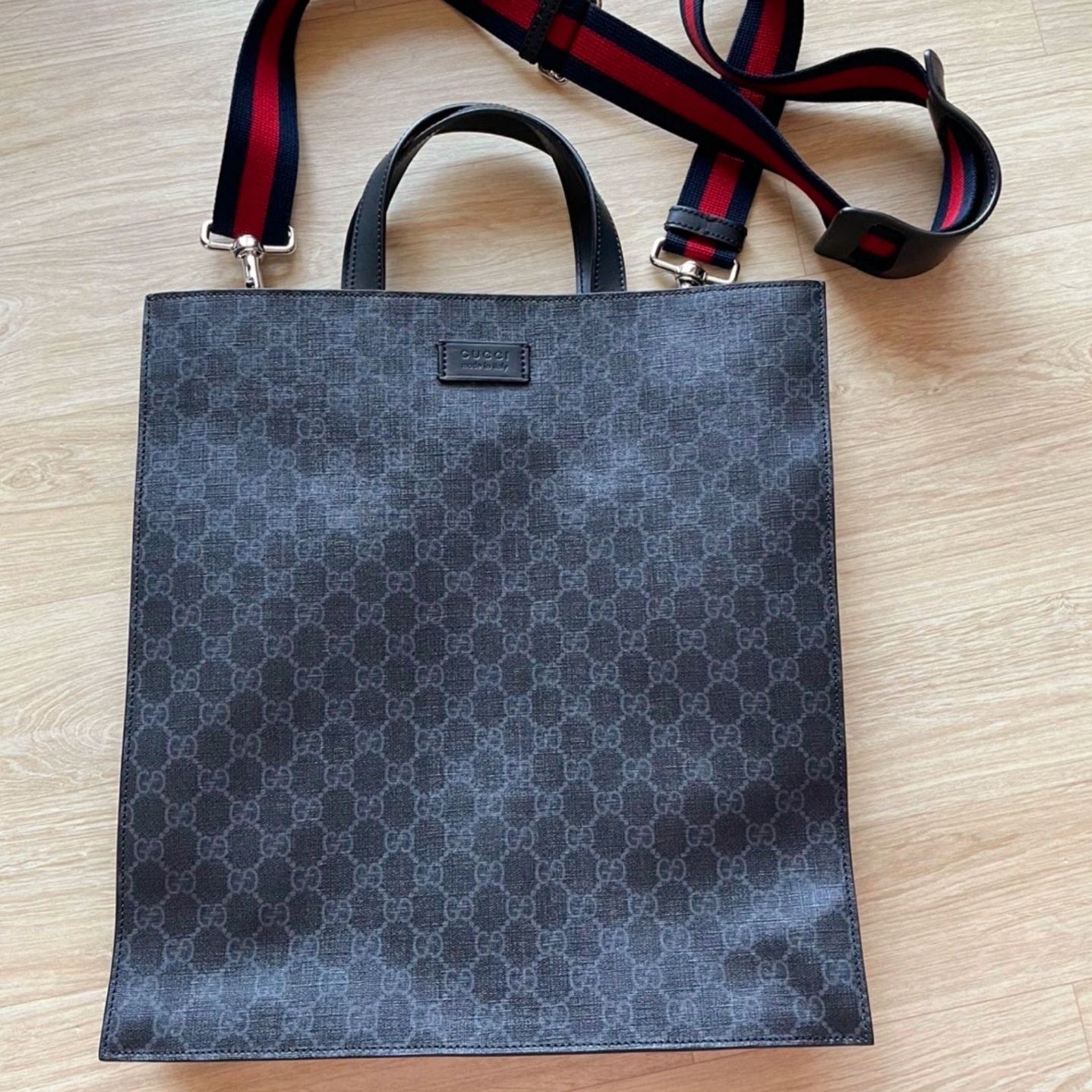Gucci GG Tote Bag Black Grey 착용 스타일