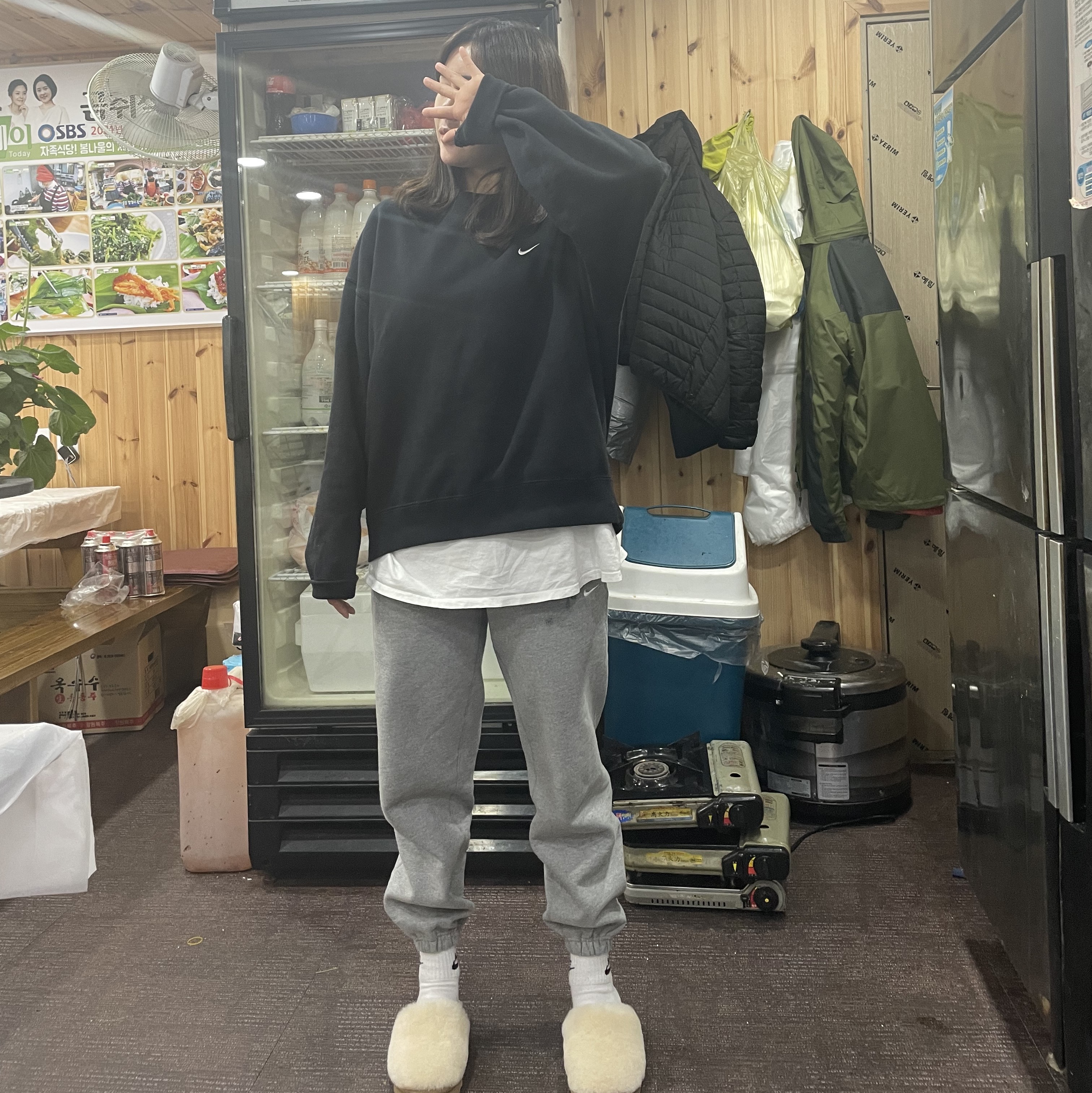 (W) Nike NRG Solo Swoosh Fleece Pants Dark Grey Heather - Asia, Nike NRG Solo Swoosh Crew Fleece Black White - Asia 착용 스타일
