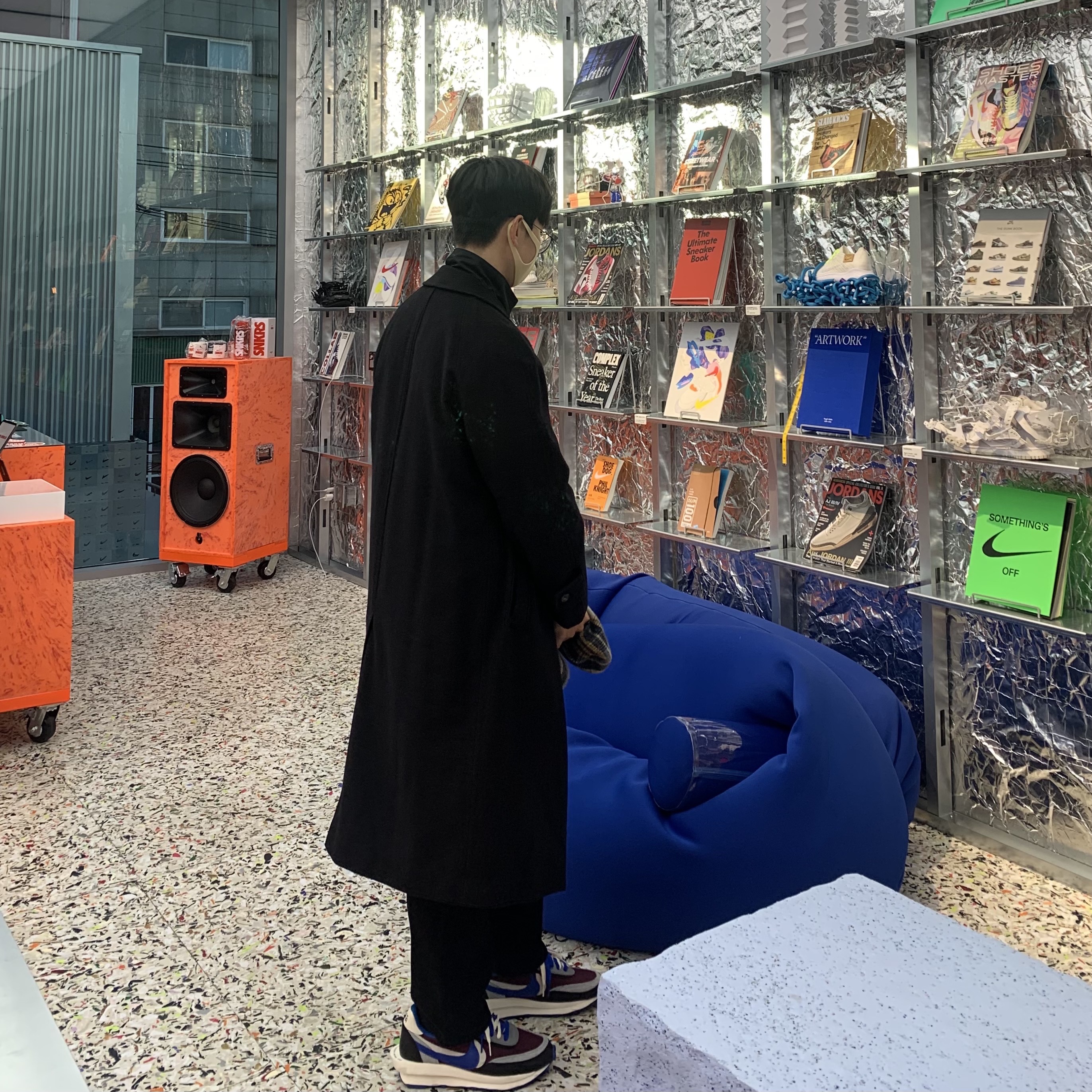 Nike x Sacai x Undercover LDWaffle Night Maroon Team Royal 착용 스타일