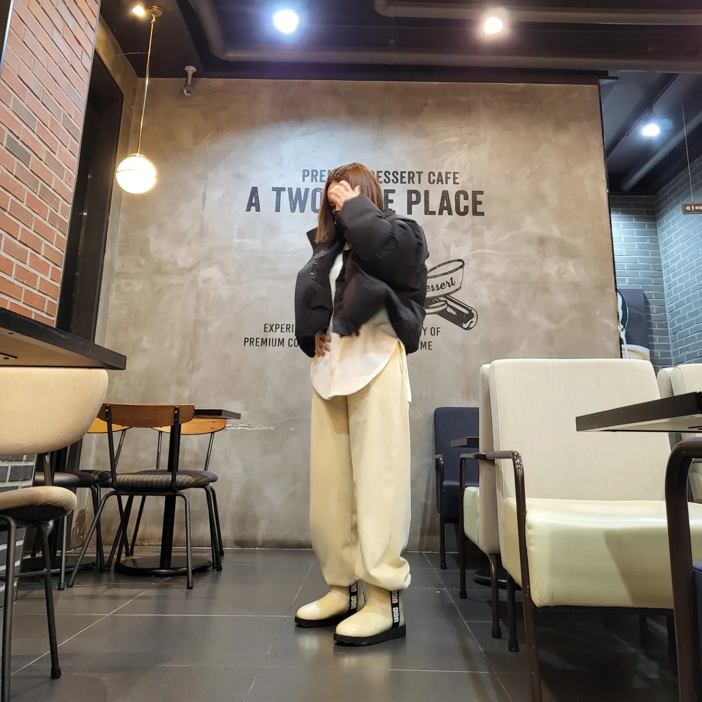 (W) UGG Classic Clear Mini Boots Natural Black 착용 스타일