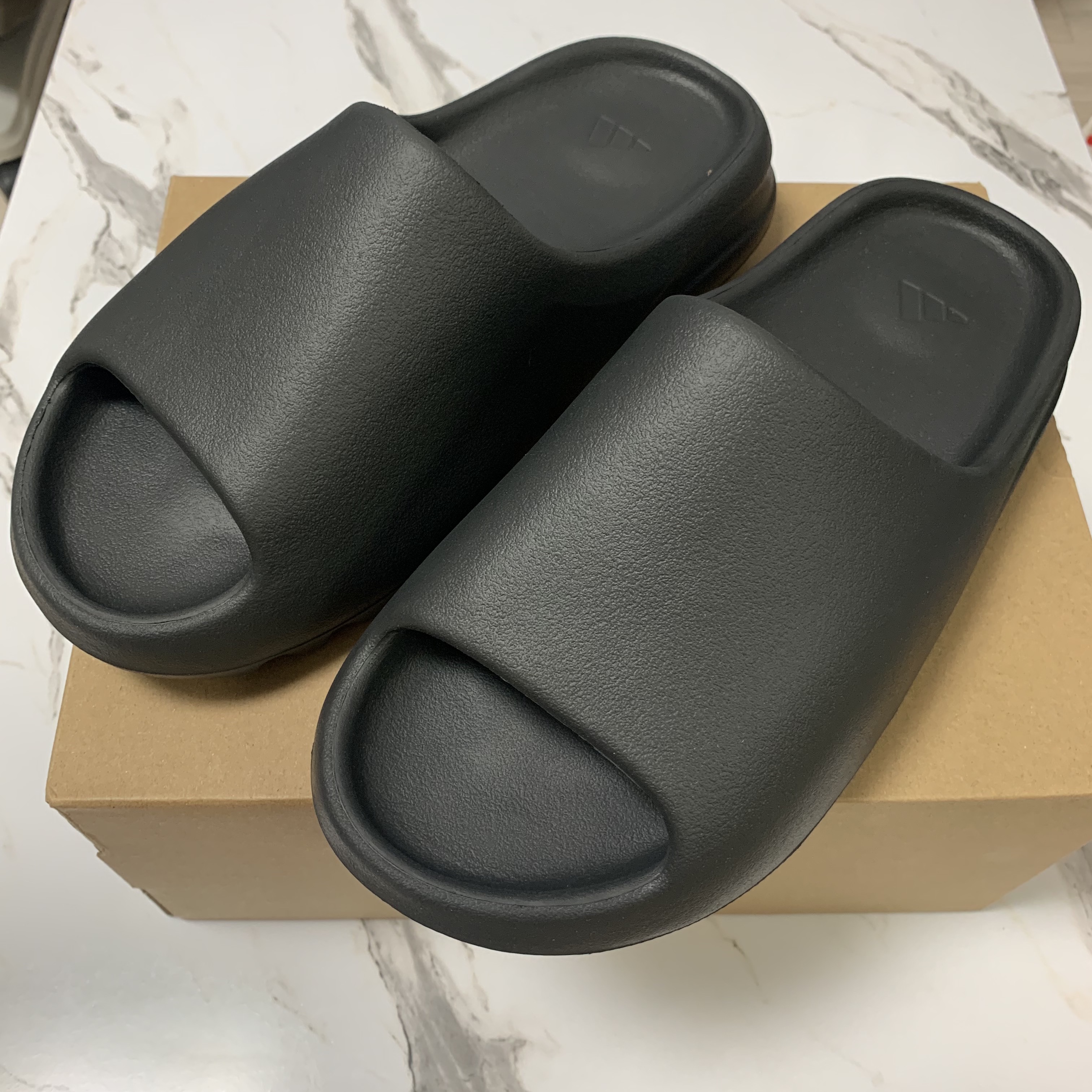 Adidas Yeezy Slide Onyx 착용 스타일