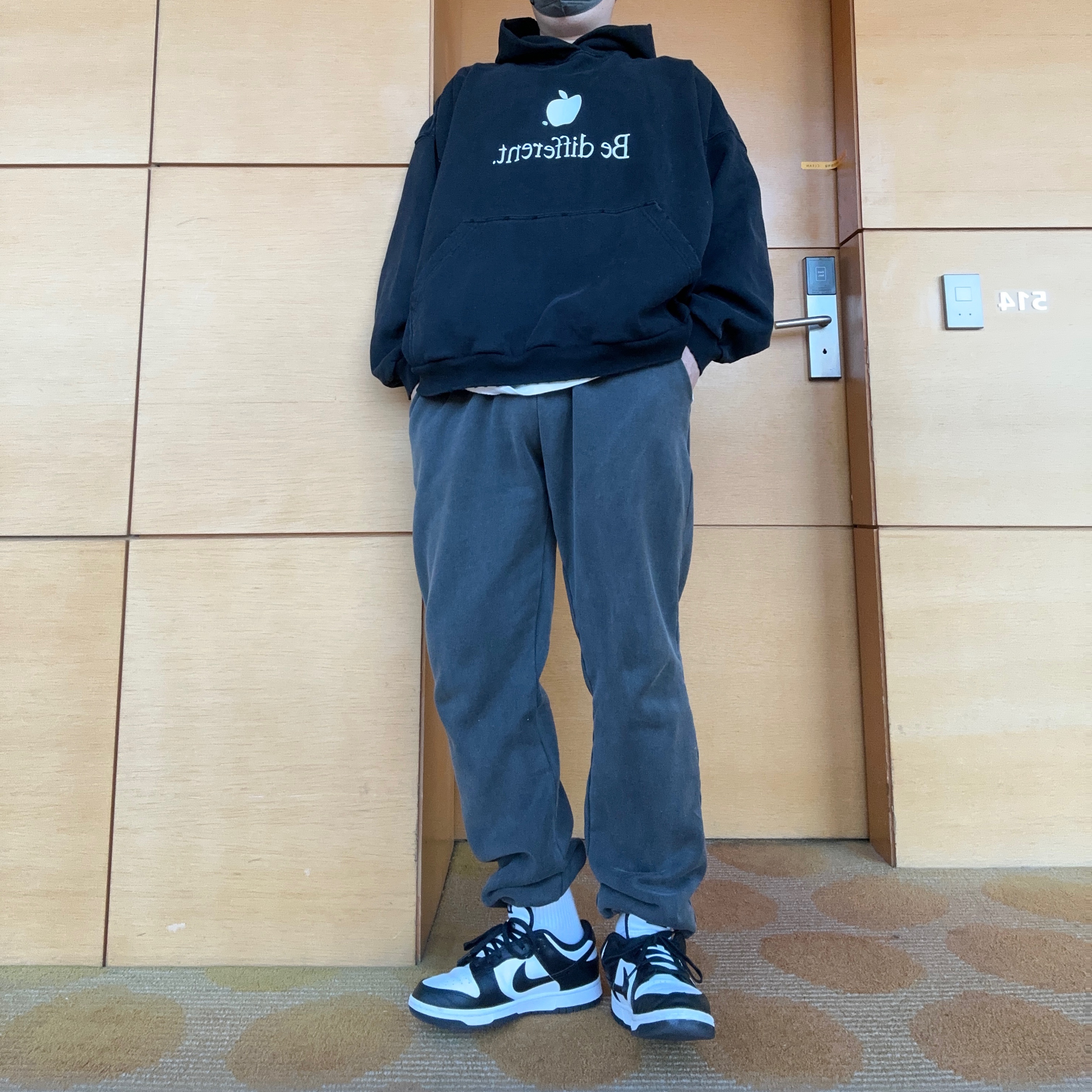 Nike Dunk Low Retro Black, Balenciaga Be Different Hoodie Black 착용 스타일