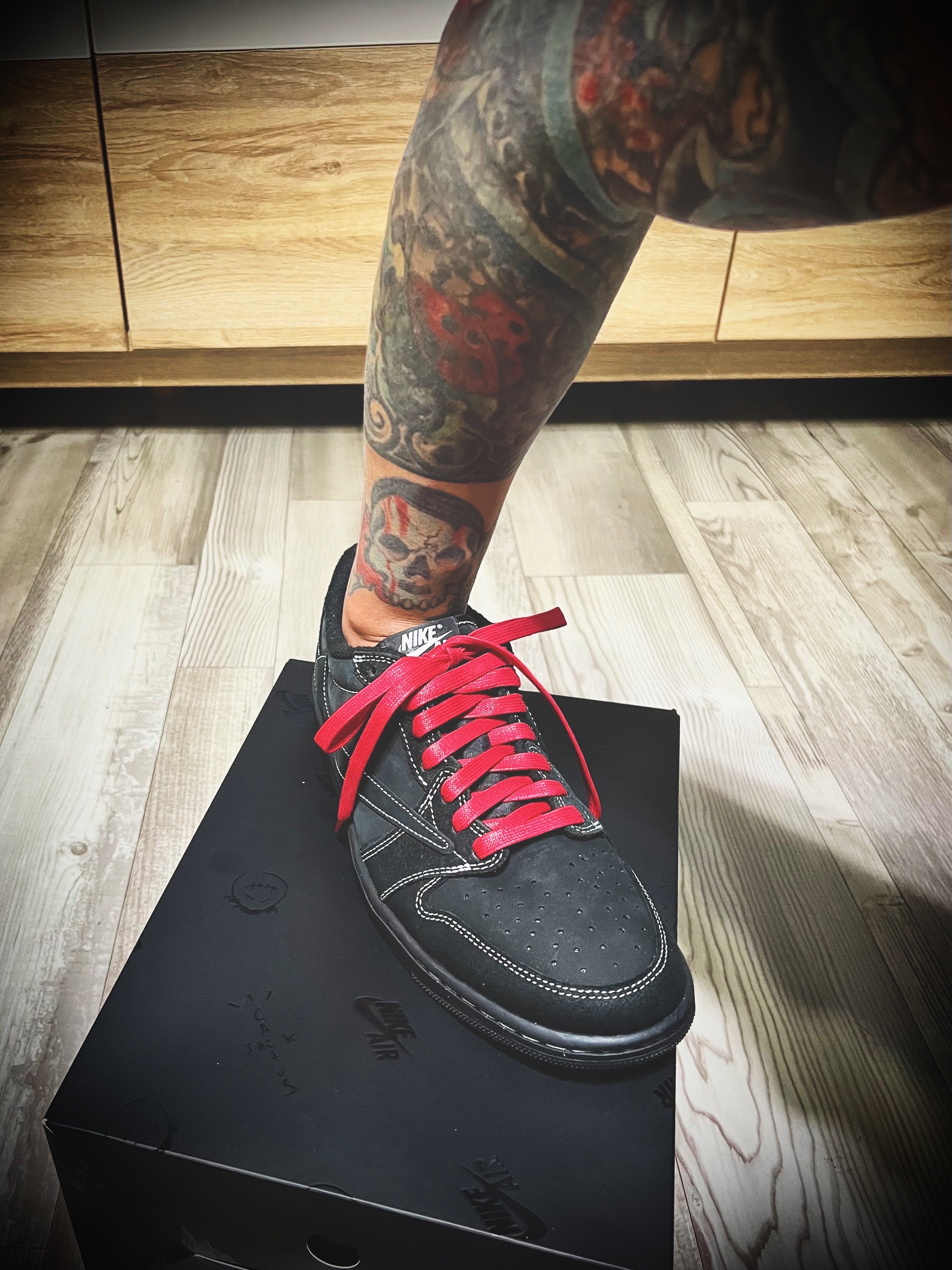 Jordan 1 x Travis Scott Retro Low OG SP Black Phantom 착용 스타일 - 2