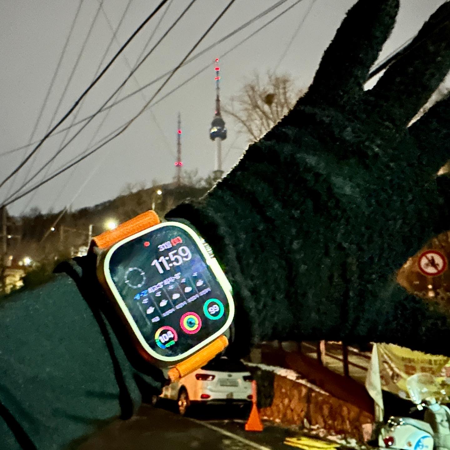 Nike Air Zoom Alphafly Next% Barely Volt, Apple Watch Ultra 49mm Titanium Case with M Alpine Loop Orange (Korean Ver.) 착용 스타일 - 4