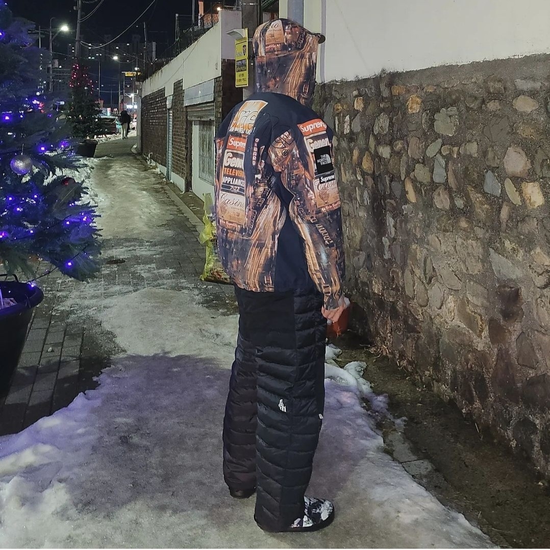 C.P. Company Extra Fine Merino Wool Goggle Beanie Black, Supreme x The North Face Taped Seam Shell Jacket Times Square - 22FW 착용 스타일 - 2