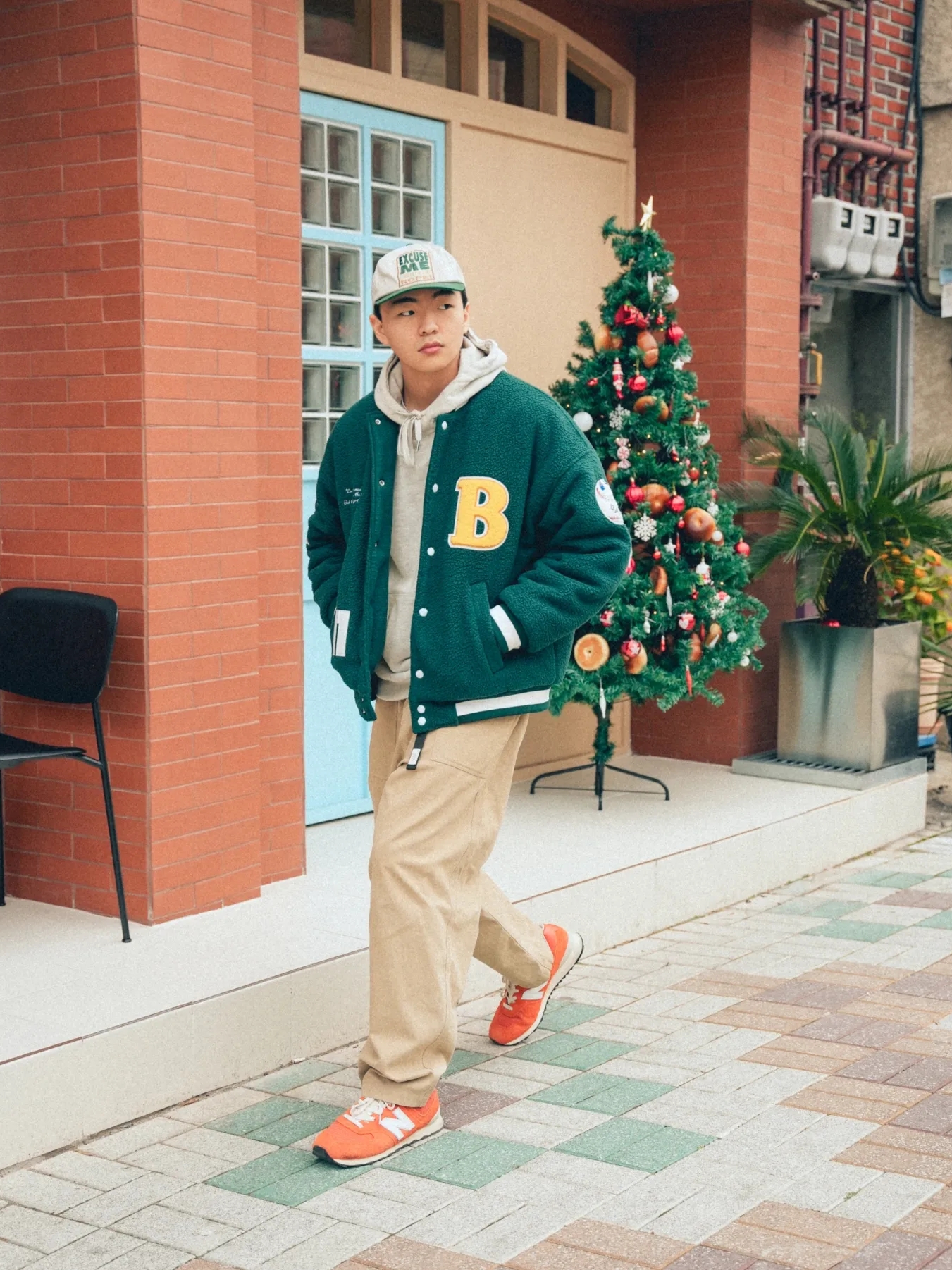 New Balance x Size? 574 College Pack Orange 착용 스타일 - 3