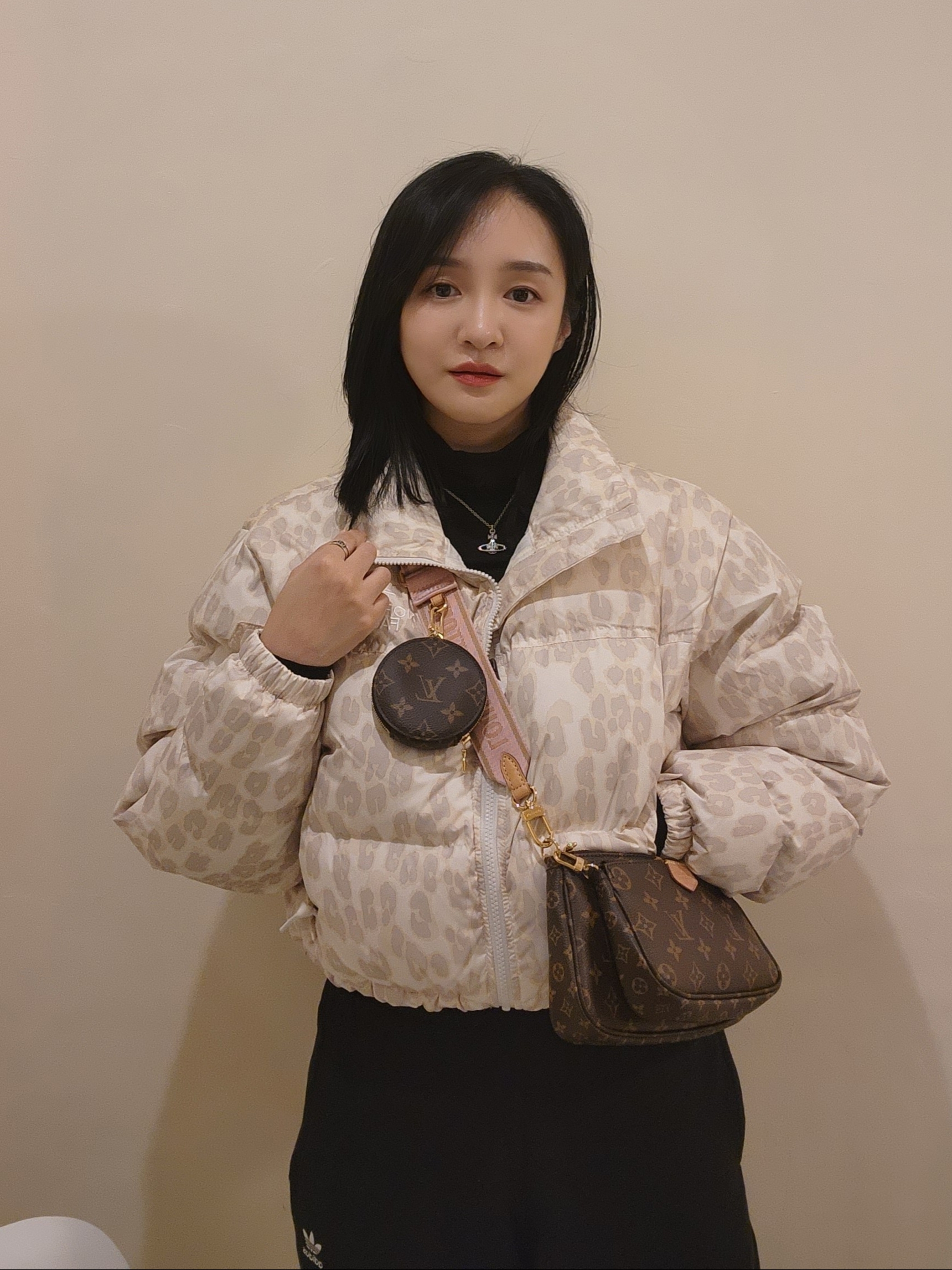 (W) The North Face Print Nuptse Short Jacket Silver Grey Leopard Print, Adidas Puffylette Off White 착용 스타일 - 2
