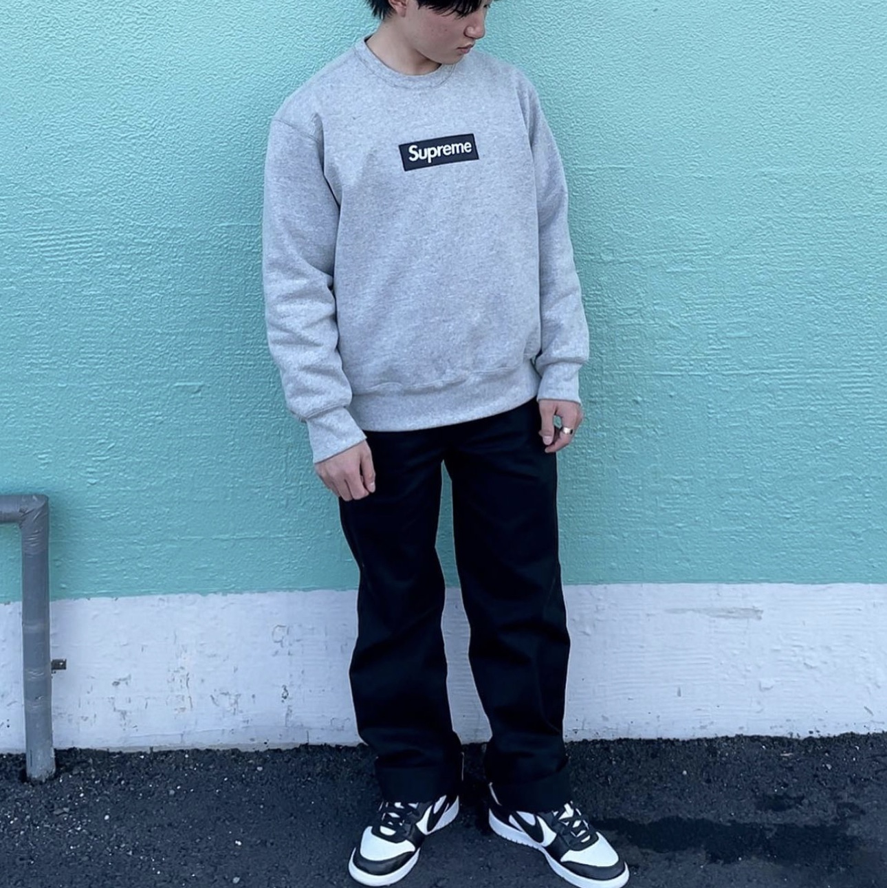 Supreme Box Logo Crewneck Heather Grey - 22FW, Supreme Box Logo Crewneck Black - 22FW 착용 스타일 - 3