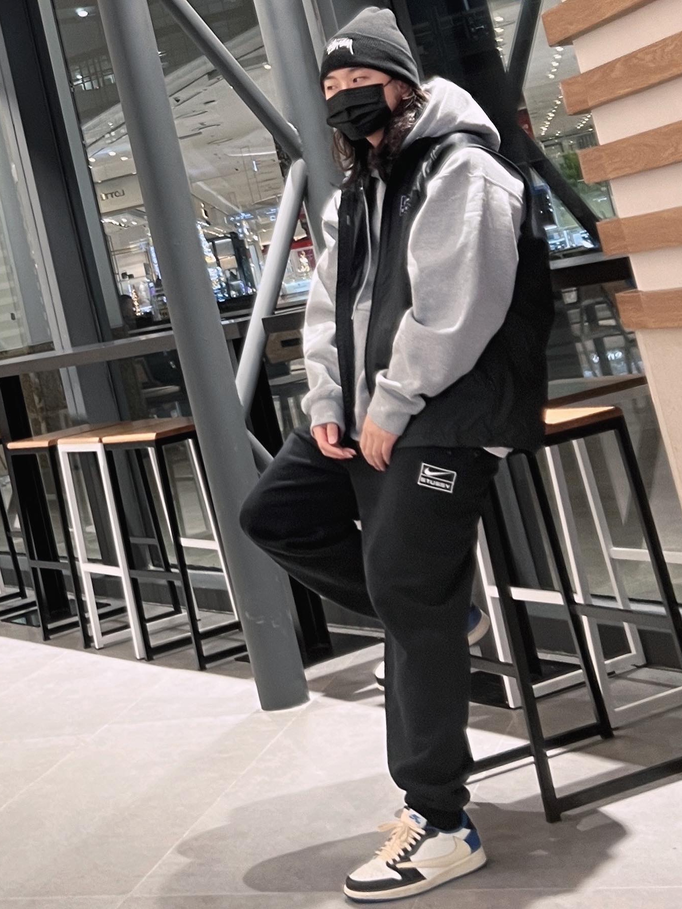 Nike x Stussy NRG RA Pullover Hoodie Dark Grey Heather (DJ9488-063), Nike x Stussy NRG RA Washed Fleece Pants Black (DN4030-010) 착용 스타일 - 1