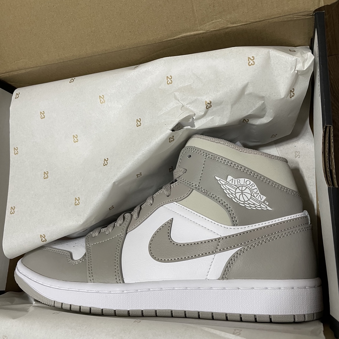 Jordan 1 Mid College Grey 착용 스타일