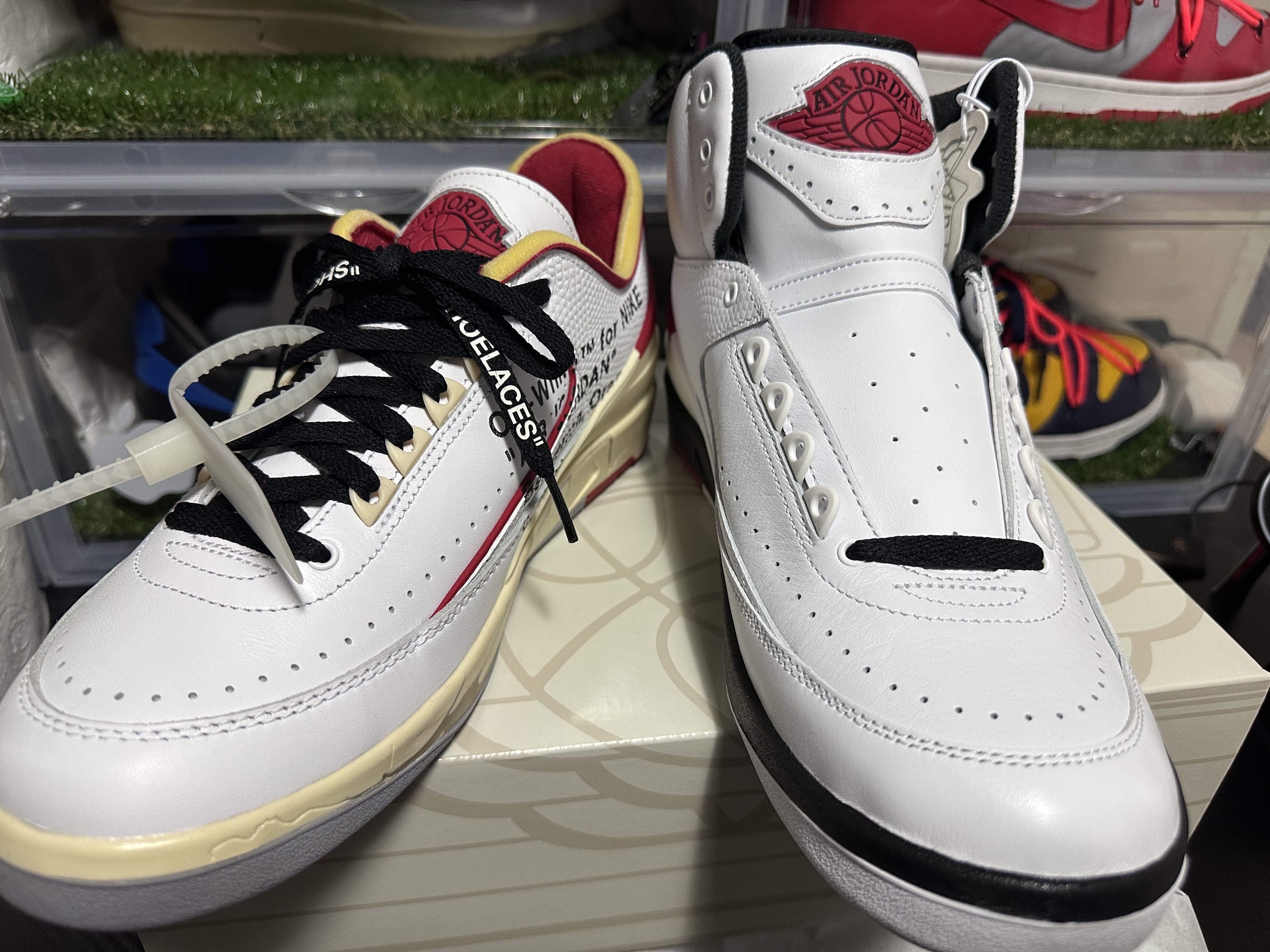 Jordan 2 Retro OG Chicago, Jordan 2 x Off-White Retro Low SP White and Varsity Red 착용 스타일