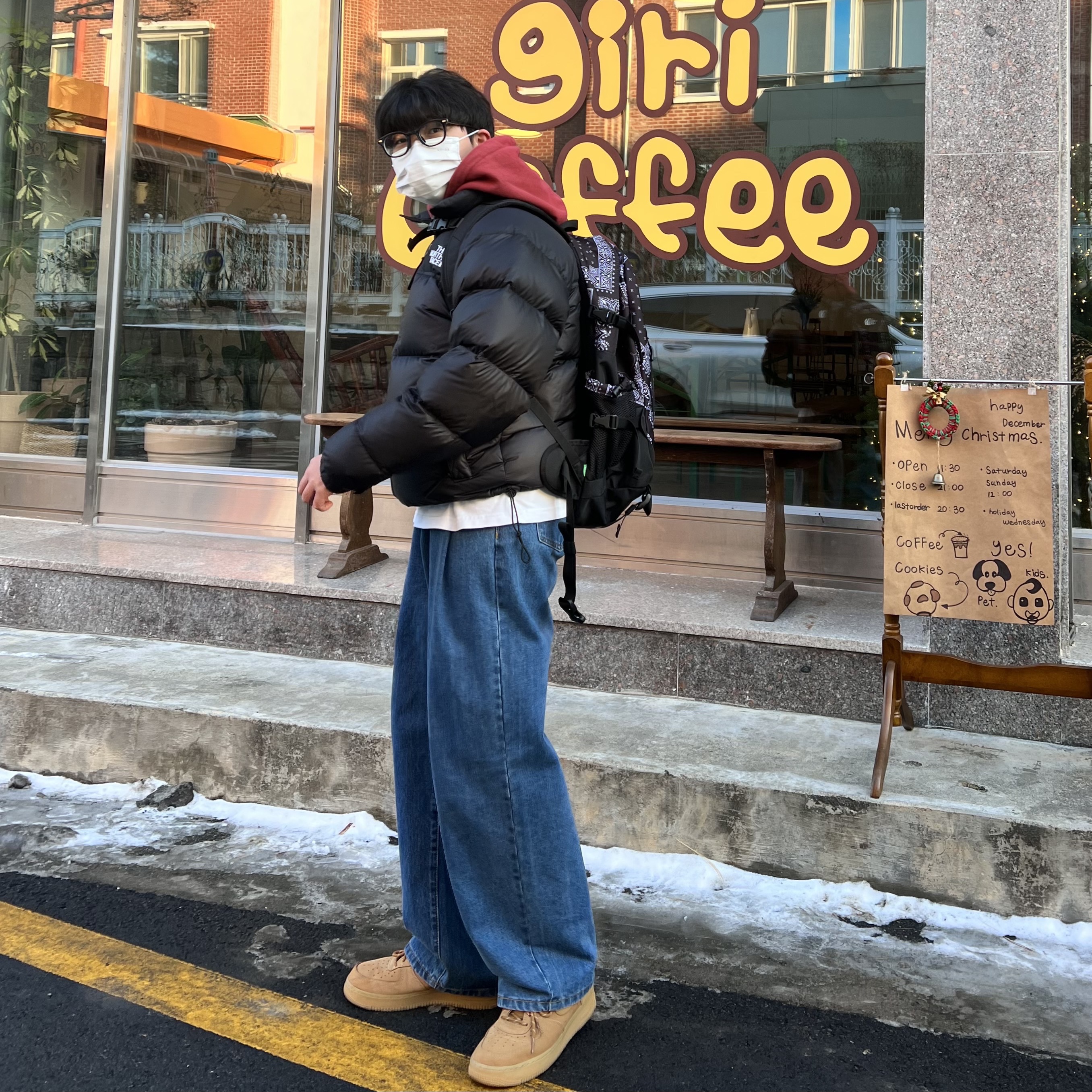 Nike Air Force 1 '07 WB Flax, The North Face 1996 Eco Nuptse Jacket Black 착용 스타일 - 1