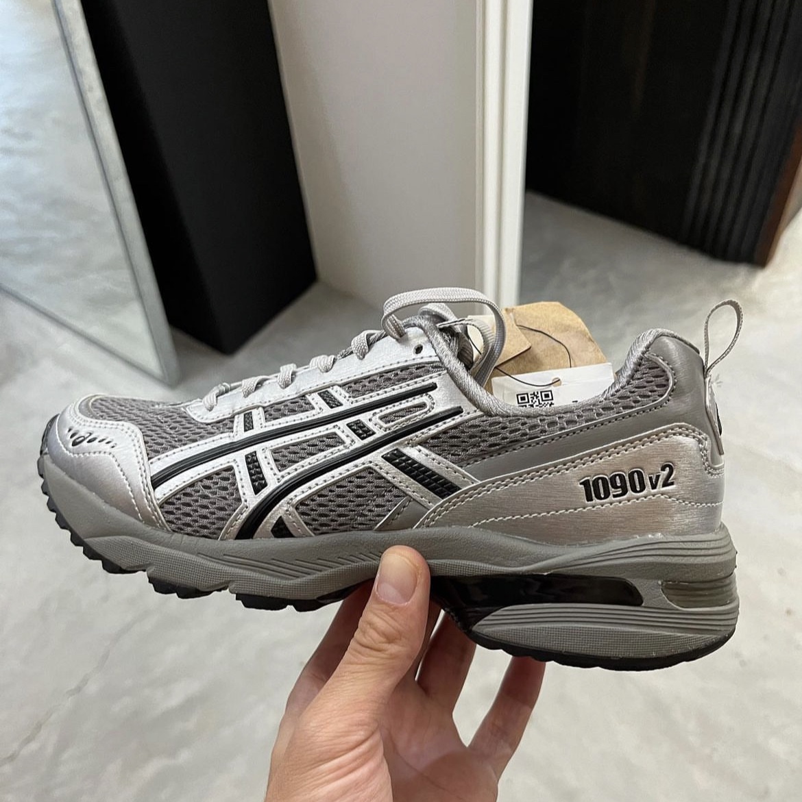 Asics x Freja Wewer Gel-1090 V2 Clay Grey Pure Silver 착용 스타일