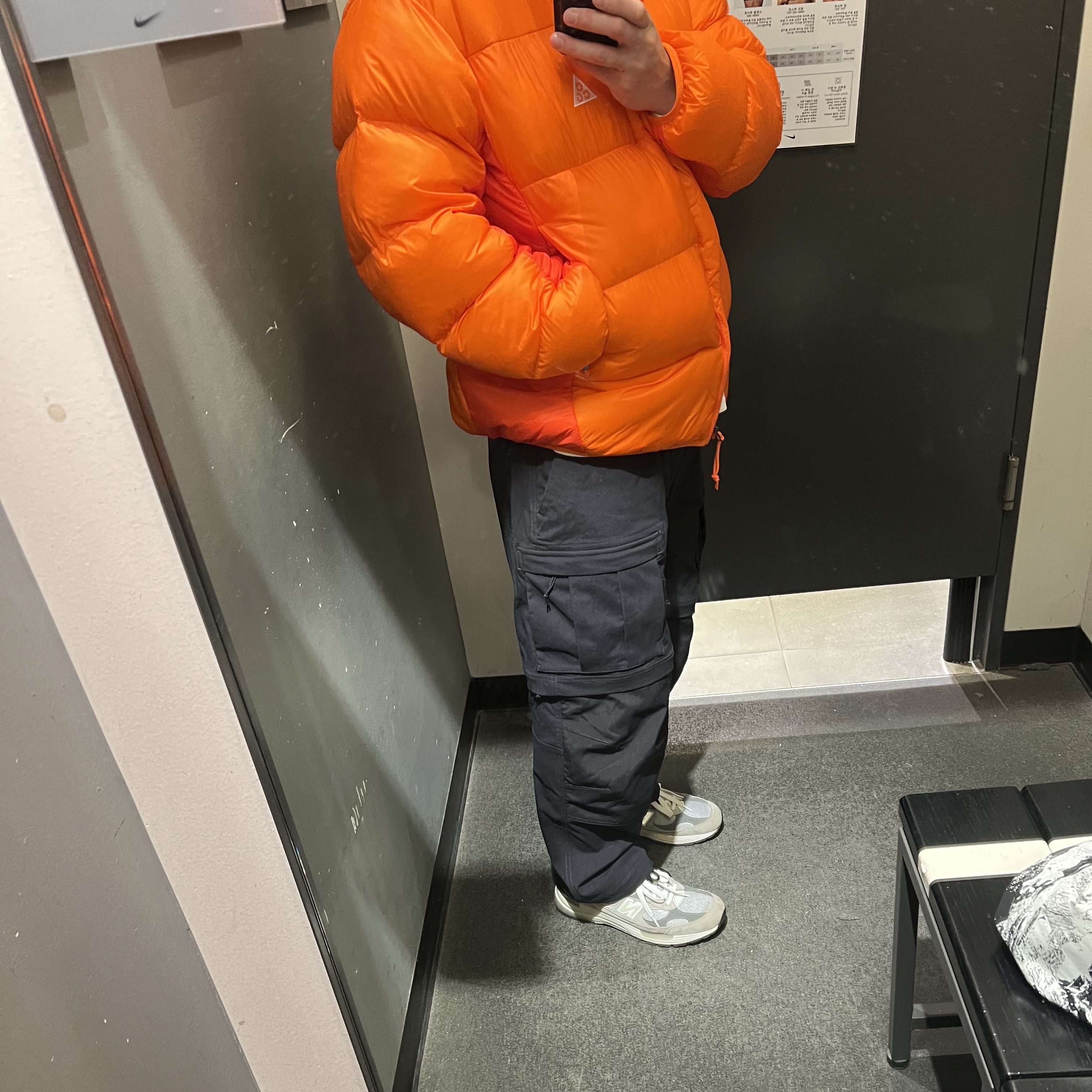 Nike ACG Smith Summit Cargo Pants Black Summit White - Asia, Nike ACG Therma-Fit ADV Lunar Lake Puffer Jacket Safety Orange - Asia 착용 스타일