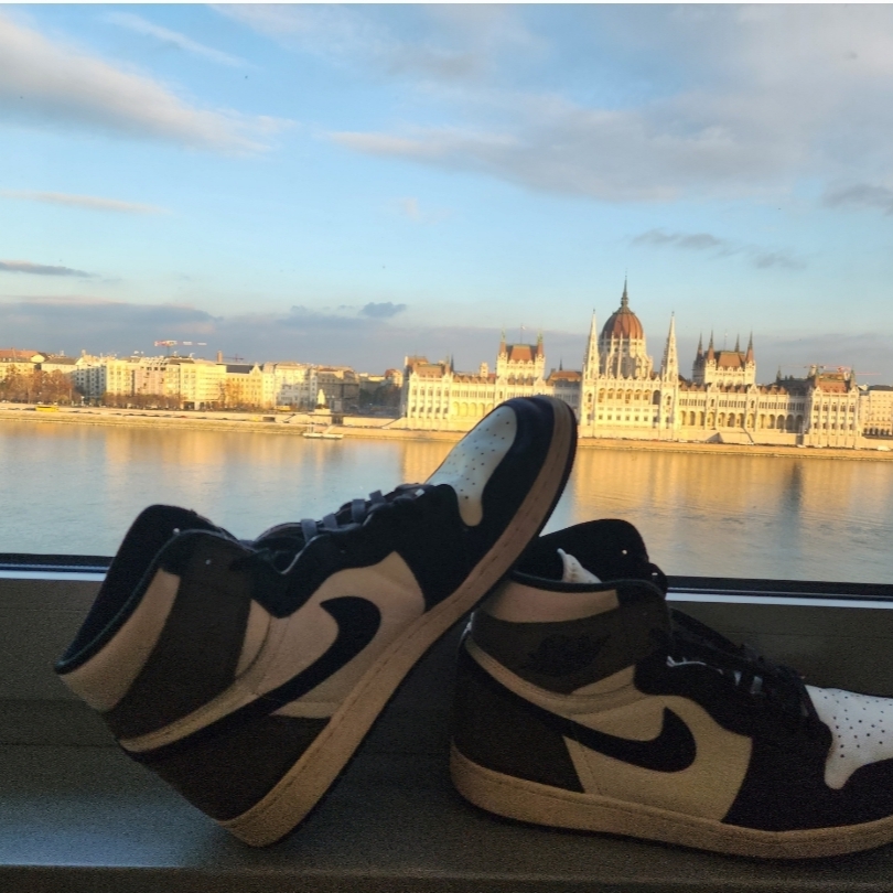 Jordan 1 Retro High OG Black Mocha 착용 스타일 - 2