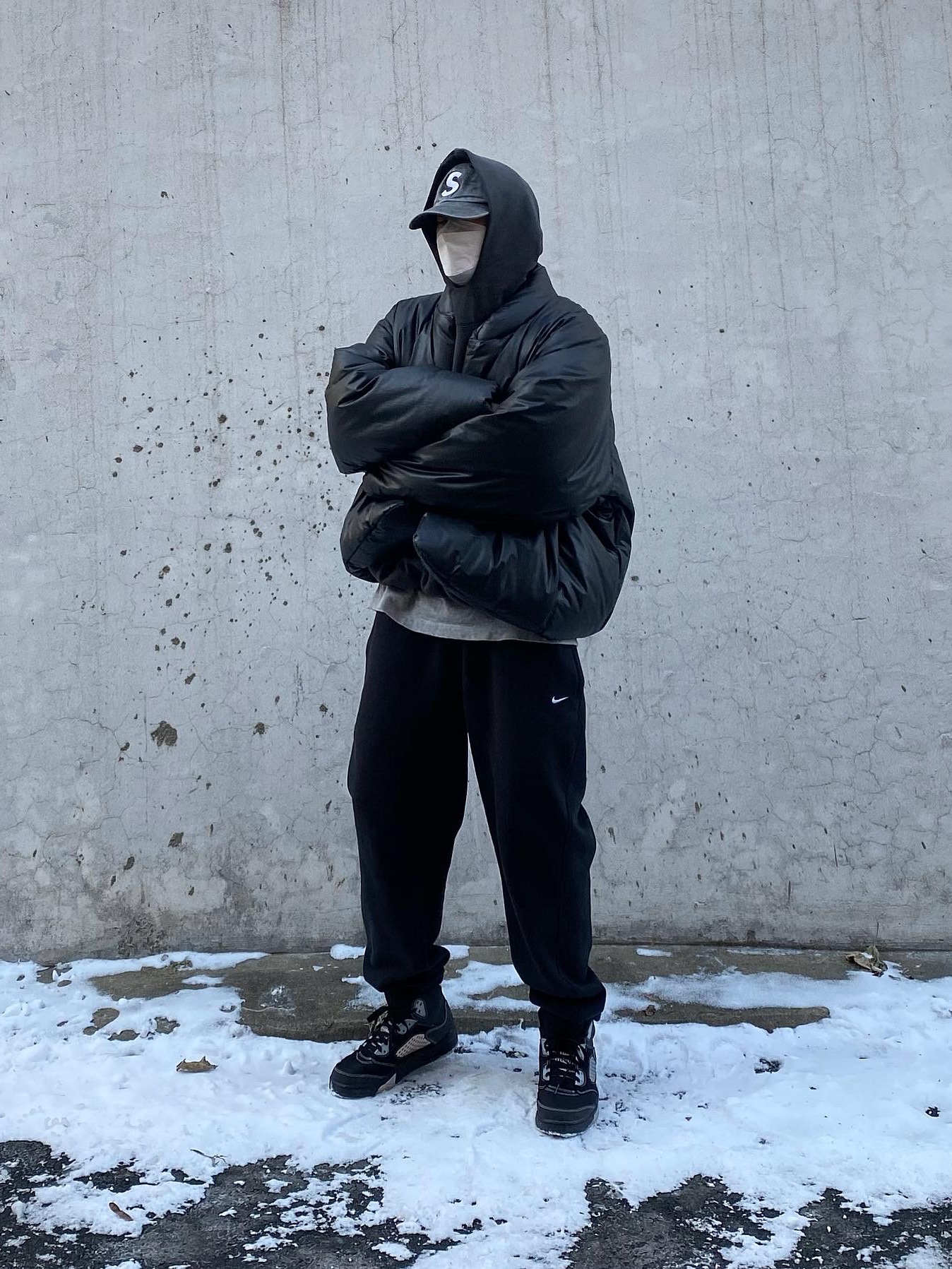 Yeezy Gap Round Jacket Black, Yeezy Gap Engineered By Balenciaga Dove Hoodie Black 착용 스타일 - 2