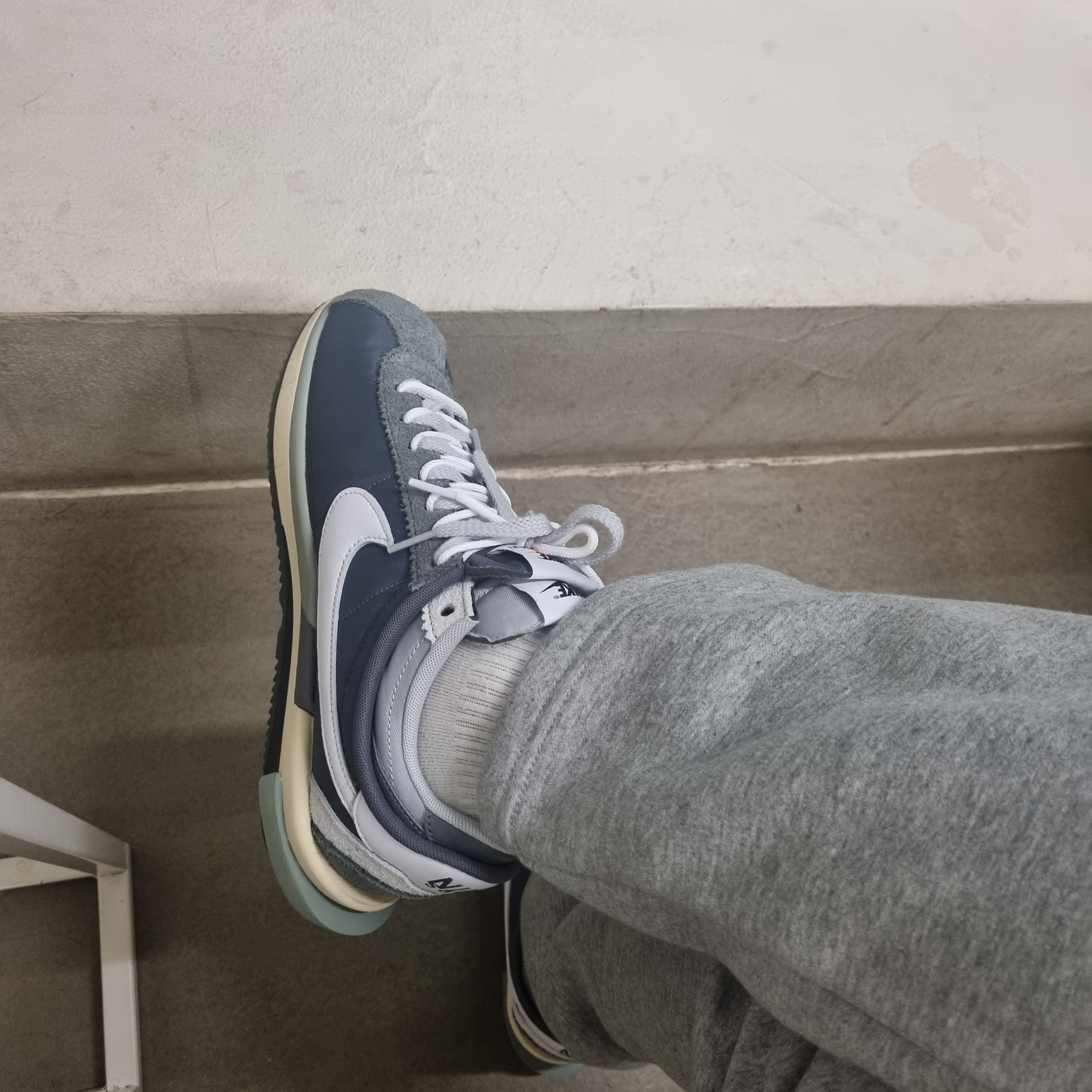Nike x Sacai Zoom Cortez SP Iron Grey 착용 스타일 - 2
