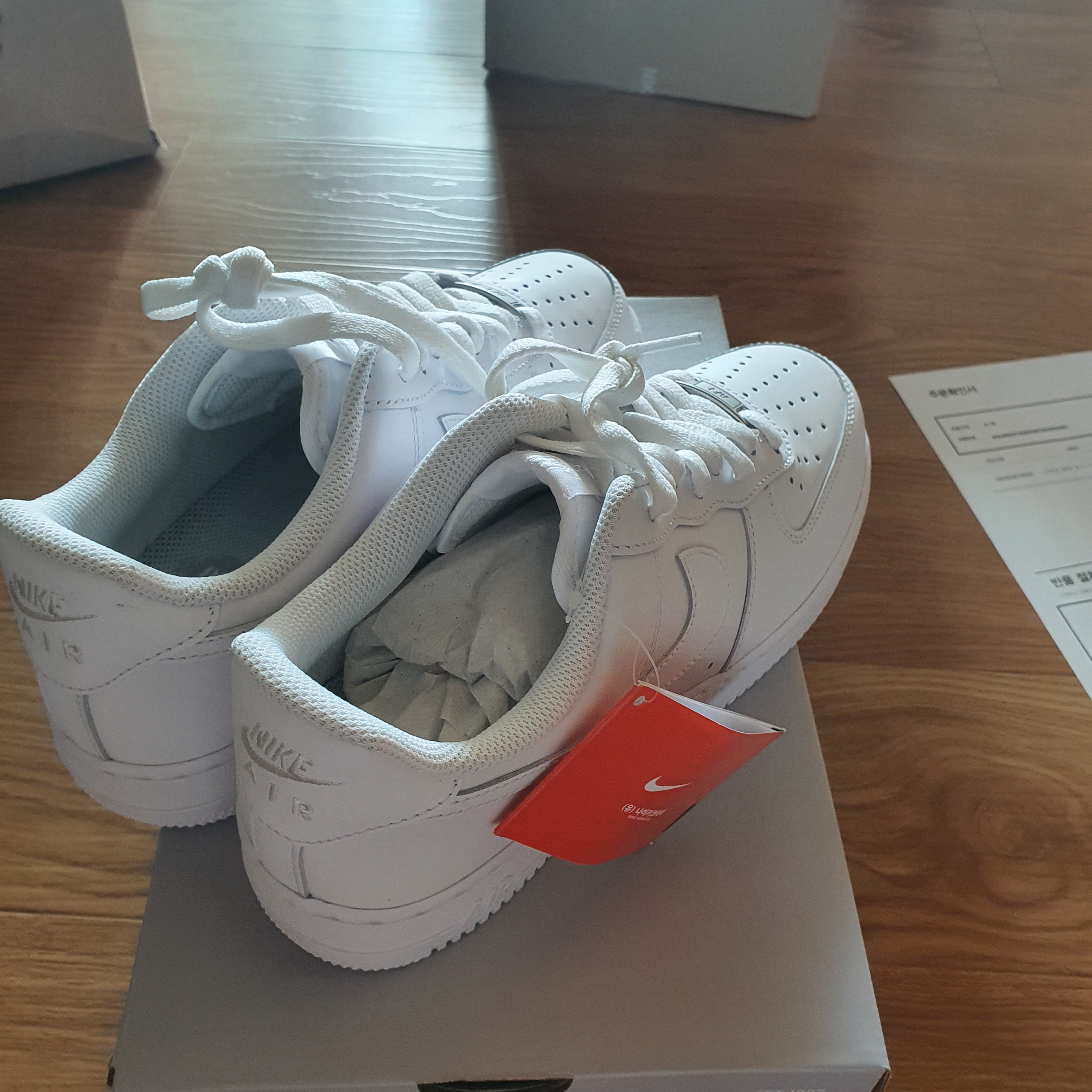 Jordan 1 Retro Low OG Black and Dark Powder Blue, Nike Air Force 1 '07 Low White 착용 스타일 - 2