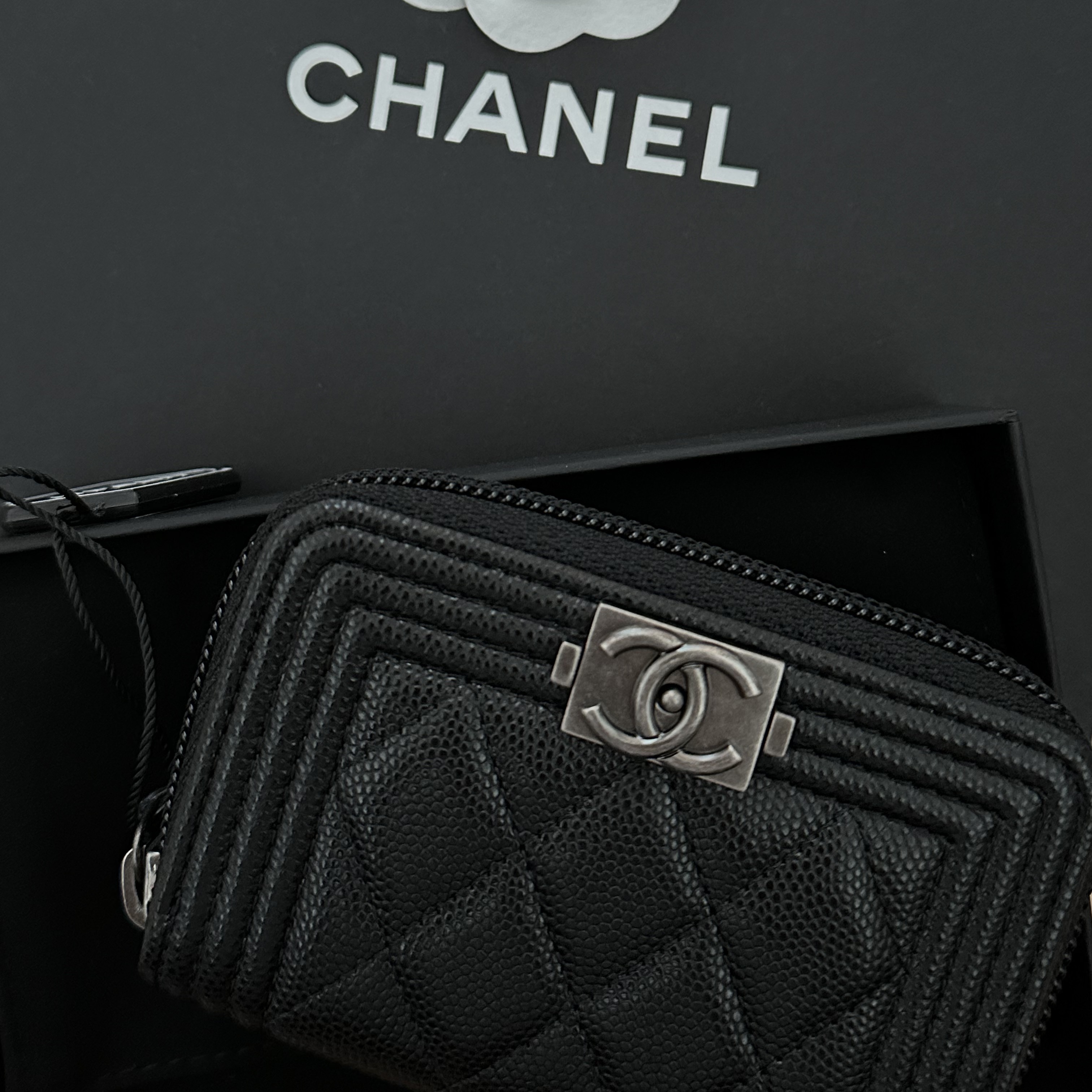 Chanel Boy Chanel Zipped Coin Purse Grained Calfskin & Ruthenium Black 착용 스타일