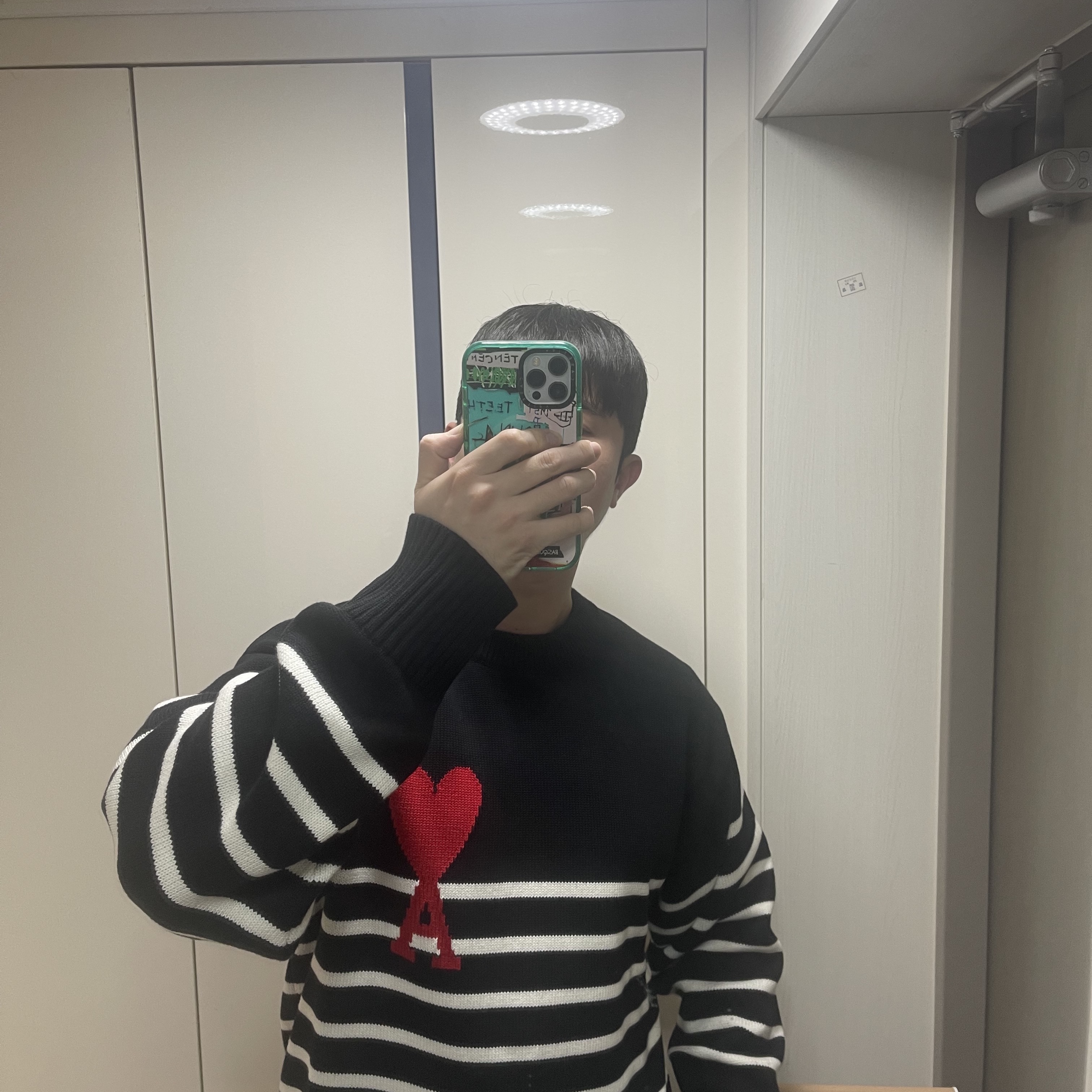 AMI de Coeur Striped Sweater Black White 착용 스타일