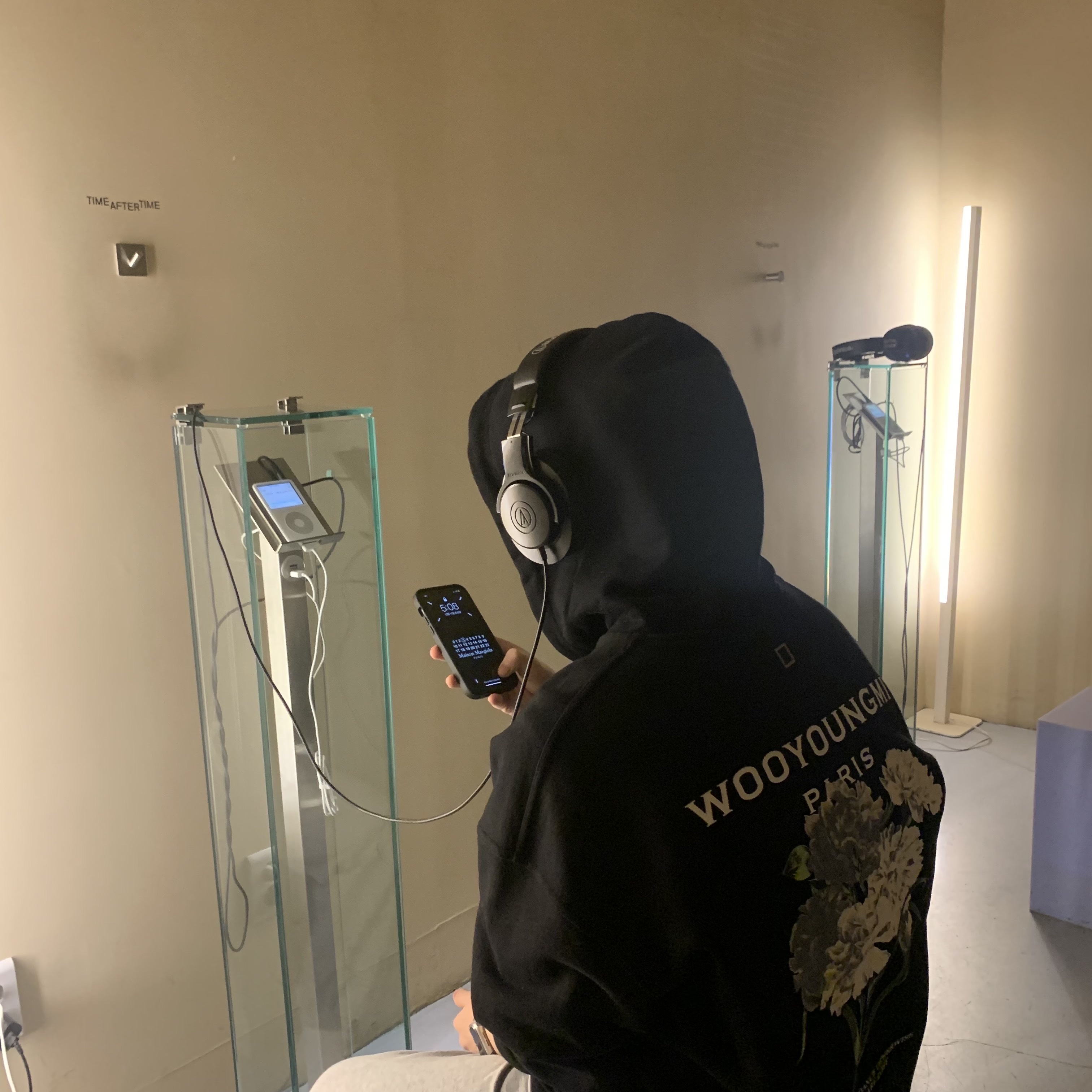 Wooyoungmi Flower Print Back Logo Hoodie Black - 21SS 착용 스타일 - 1