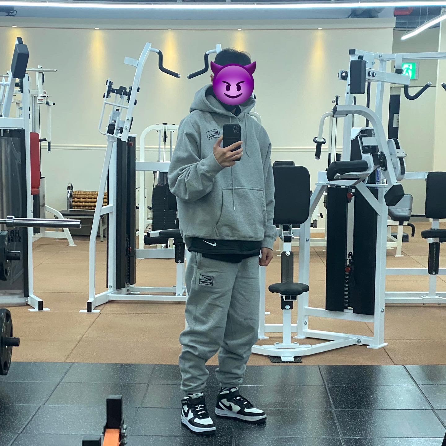Nike x Stussy NRG RA Fleece Pants Dark Grey Heather (DJ9490-063), Nike x Stussy Air Force 1 '07 Mid SP Black and Light Bone 착용 스타일