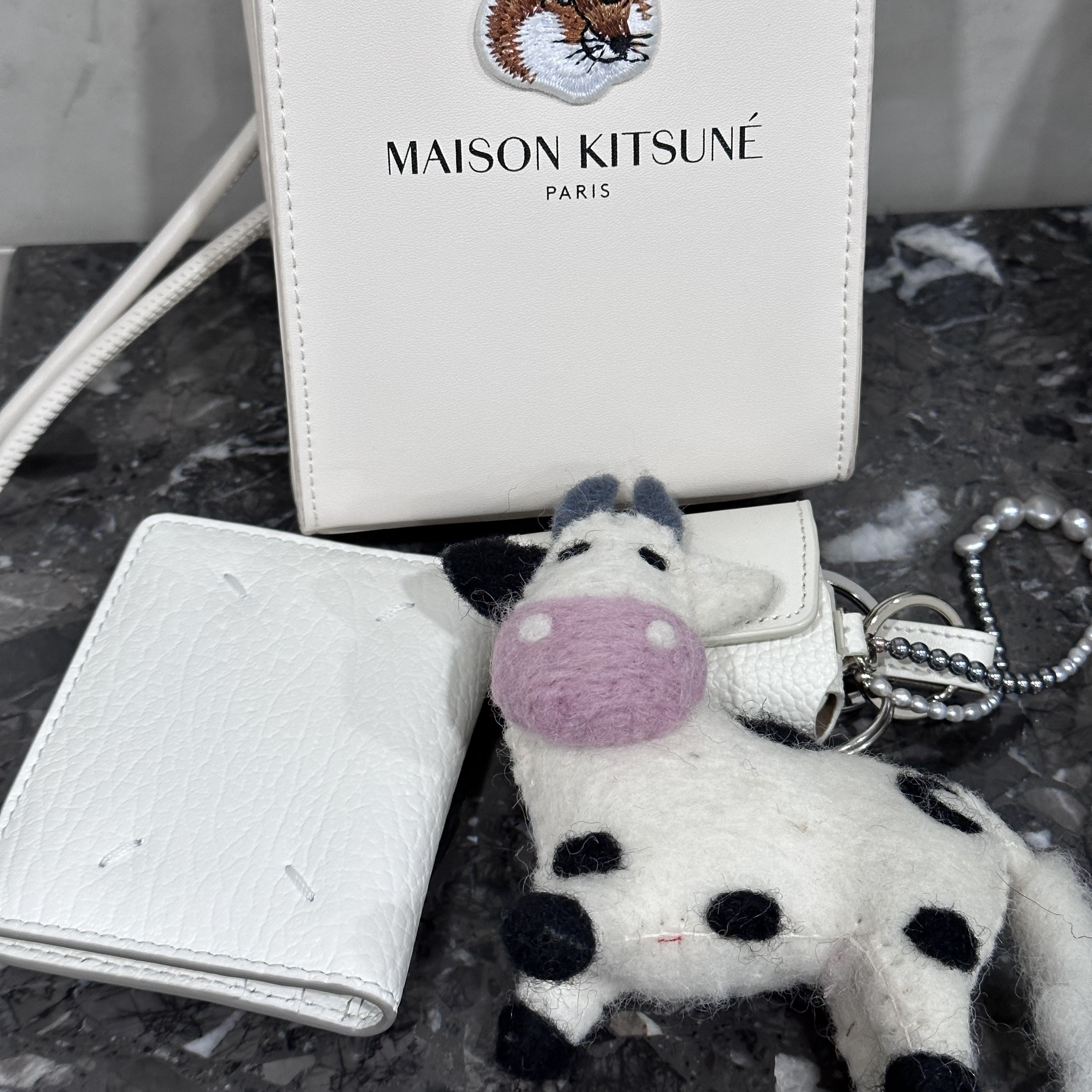 Maison Margiela Keyring Wallet White 착용 스타일