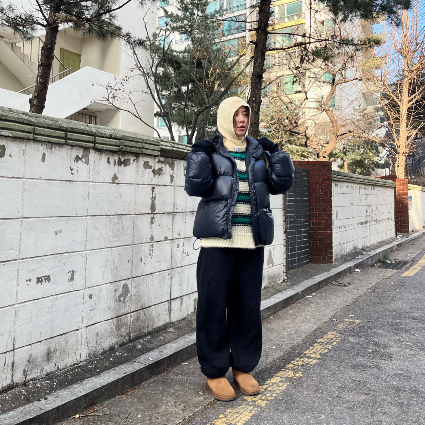 (W) UGG Classic Mini II Boots Chestnut, Arc'teryx Heliad 10 Backpack Black 착용 스타일 - 3