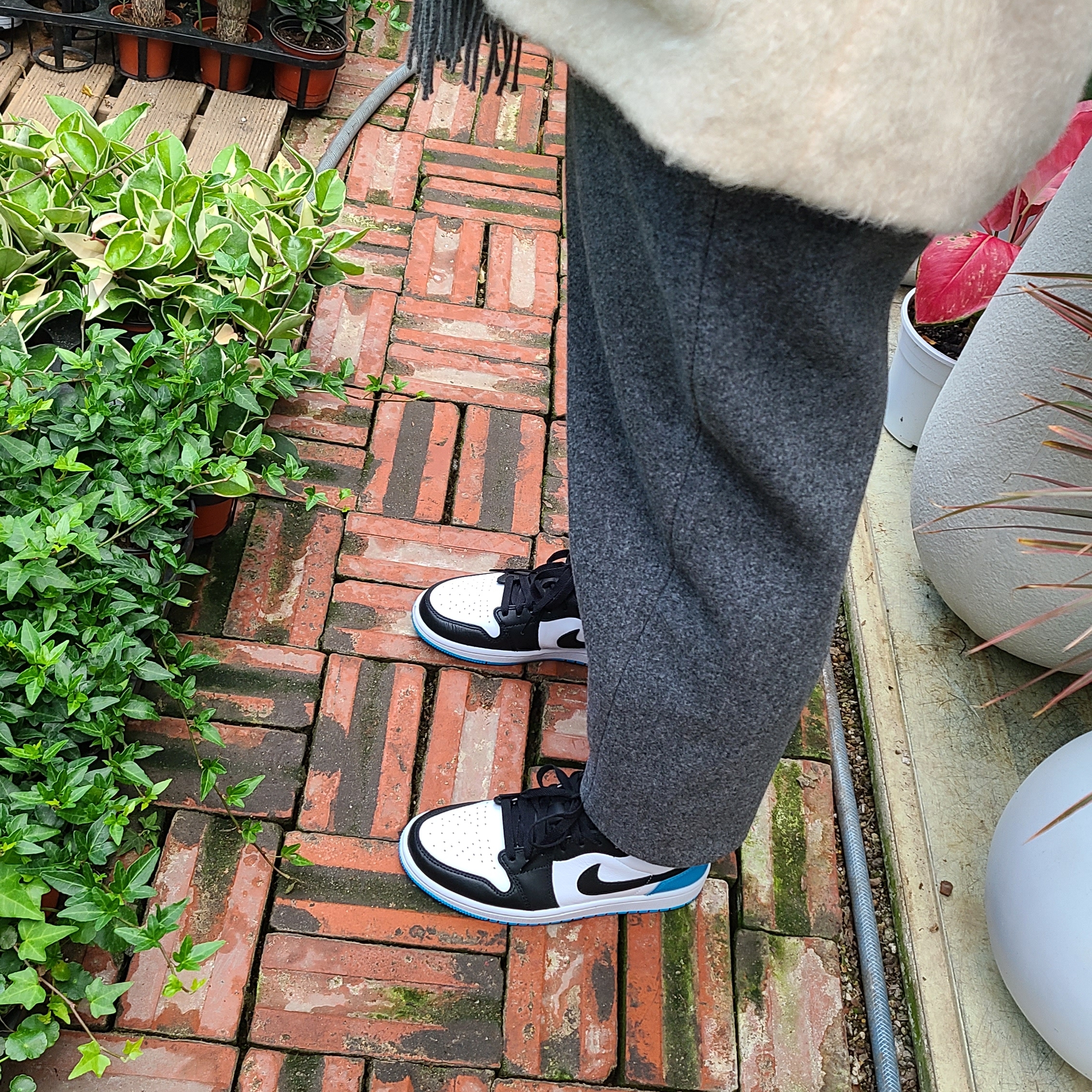 (W) Jordan 1 Retro Low OG Black and Dark Powder Blue 착용 스타일 - 2