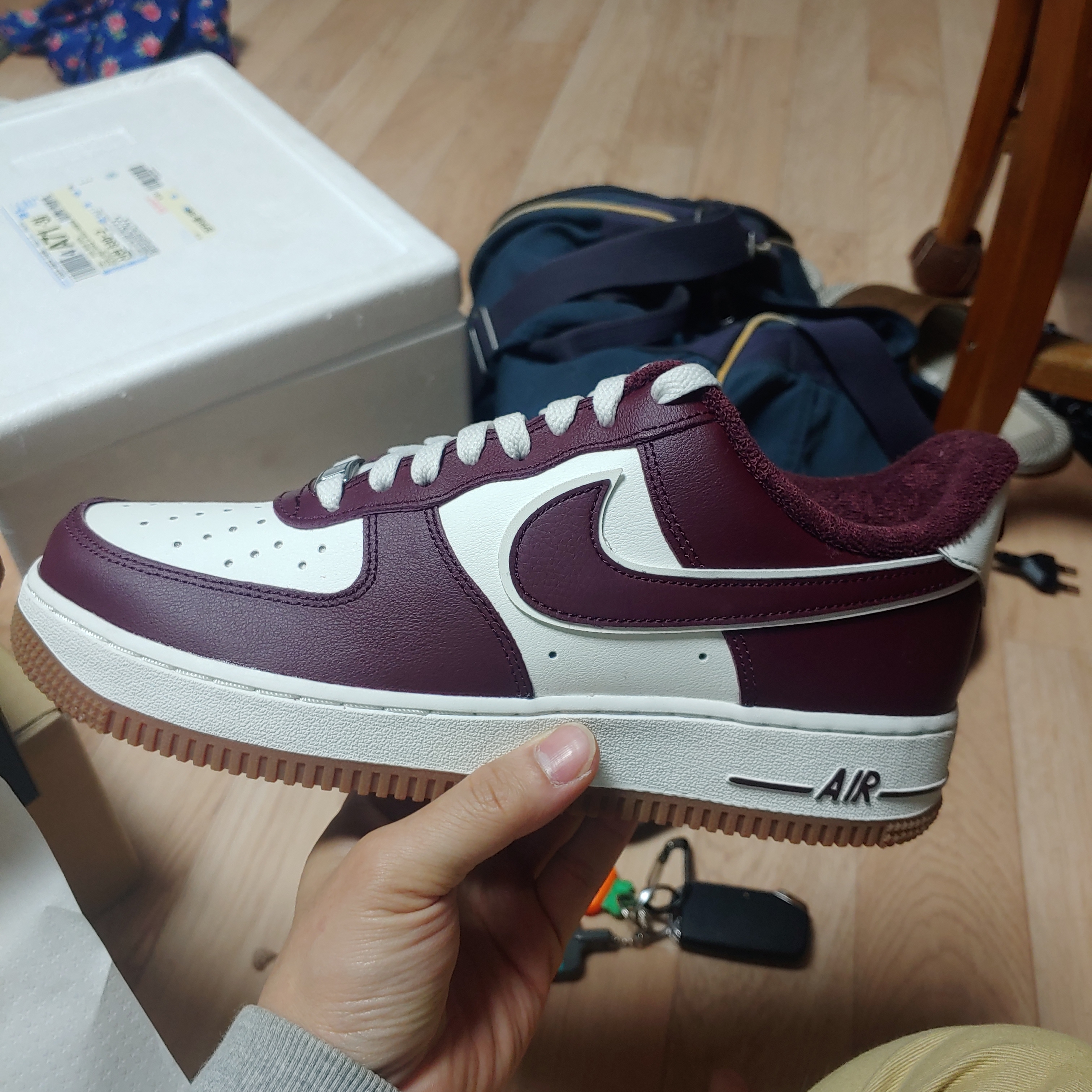 Nike Air Force 1 '07 LV8 Night Maroon 착용 스타일