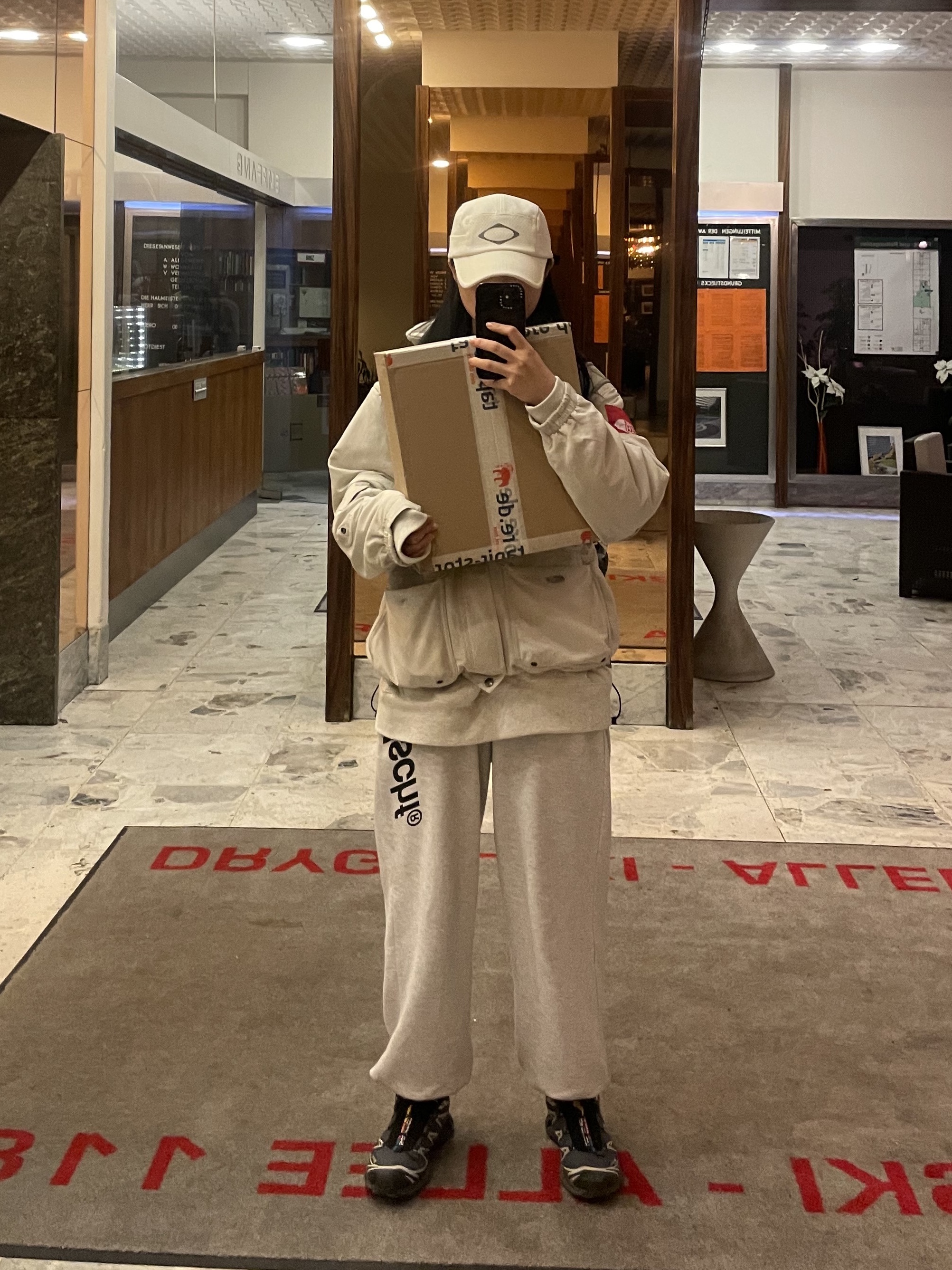 Supreme x The North Face Trekking Convertible Jacket Stone - 22SS, Salomon XT-6 Gore-Tex Black Ebony 착용 스타일
