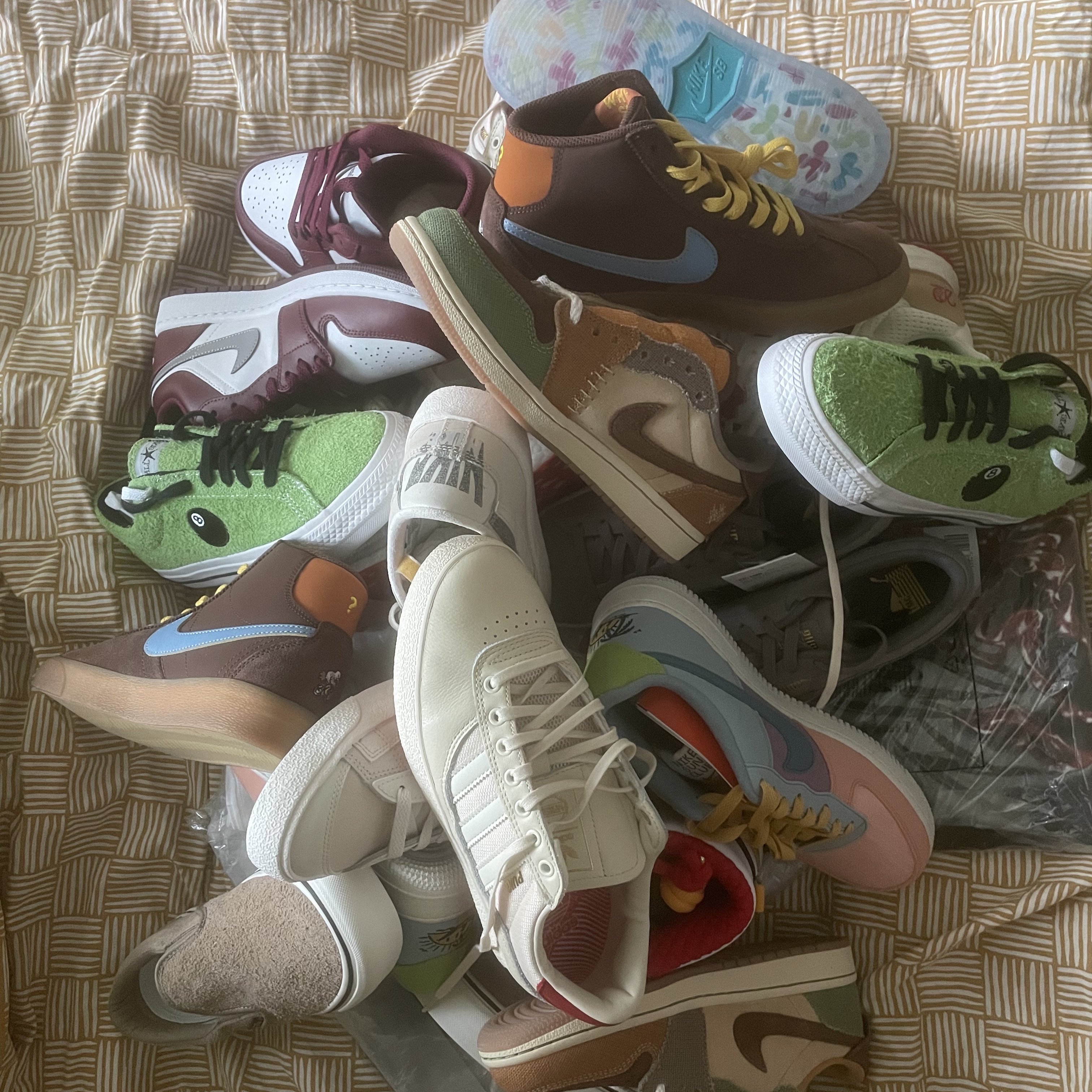 Converse x Stussy One Star Pro Ox 8 Ball Green, (W) Nike x Why So Sad? SB Bruin High Light Chocolate 착용 스타일 - 2