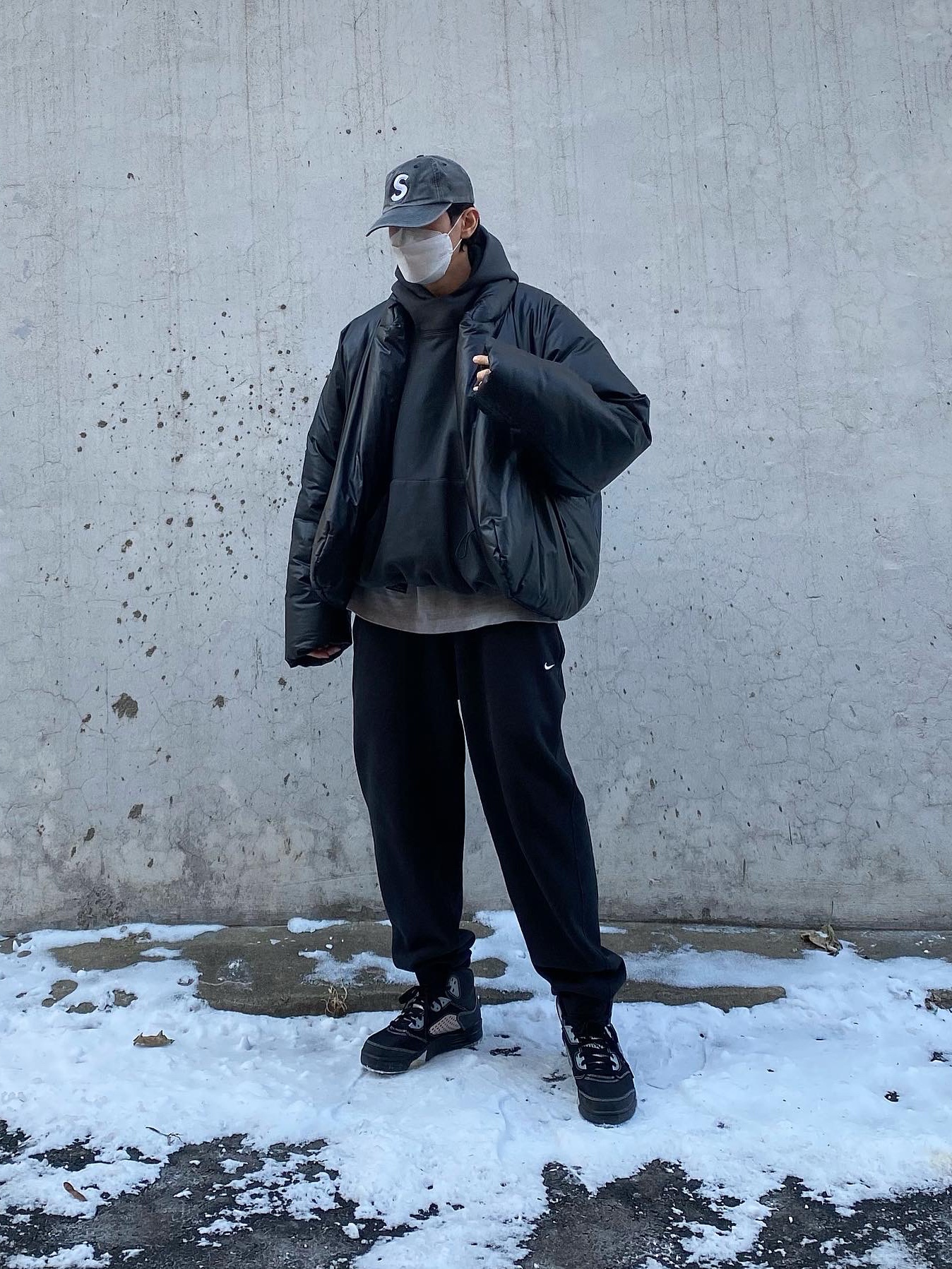 Yeezy Gap Round Jacket Black, Yeezy Gap Engineered By Balenciaga Dove Hoodie Black 착용 스타일 - 5