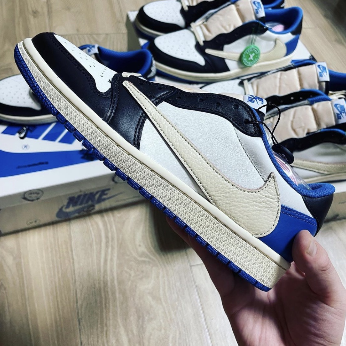 Jordan 1 x Travis Scott x Fragment Retro Low OG SP Military Blue 착용 스타일 - 1