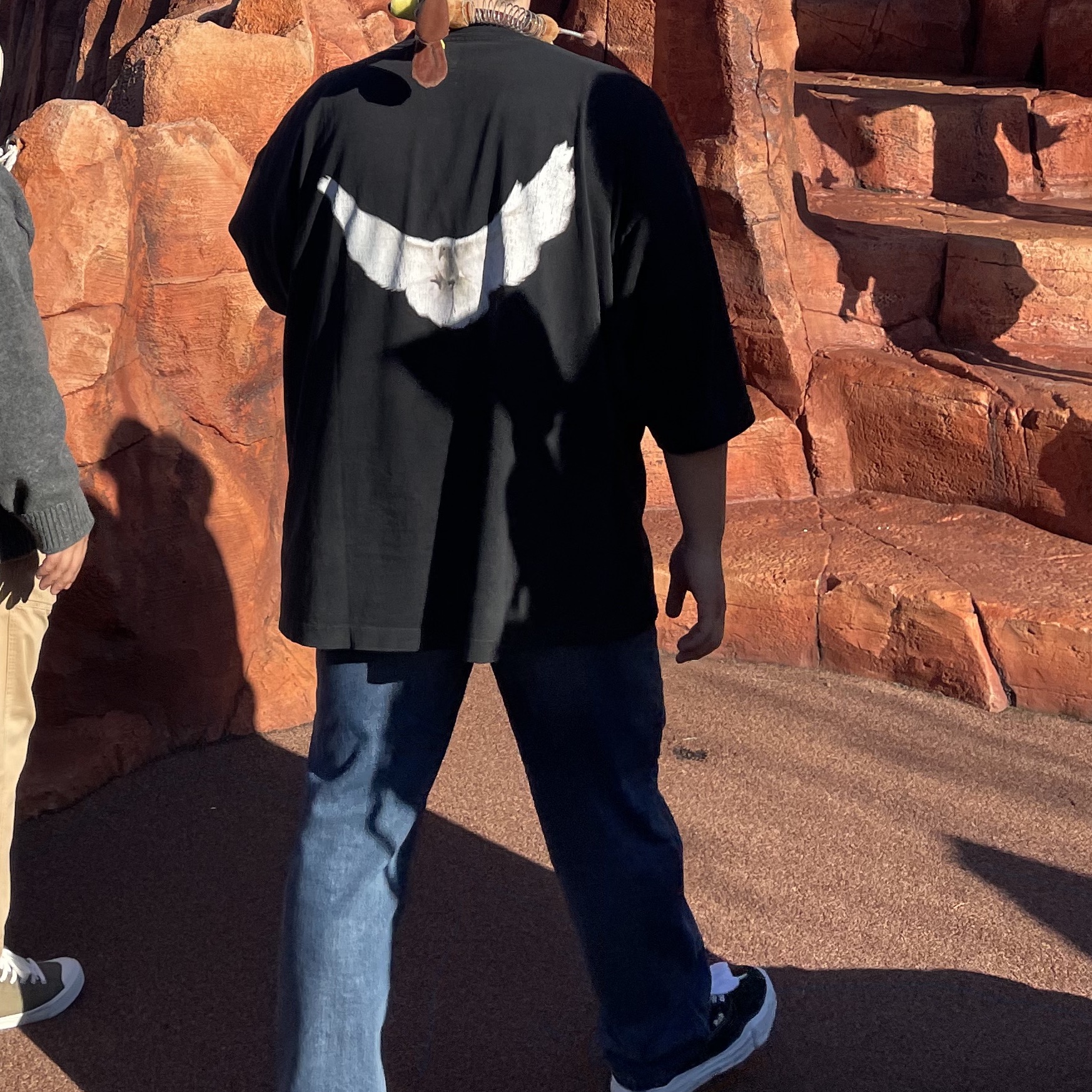 Yeezy Gap Engineered By Balenciaga Dove 3/4 Sleeve T-Shirt Washed Black, Maison Mihara Yasuhiro Baker OG Sole Canvas Low Cut Sneakers Black 착용 스타일