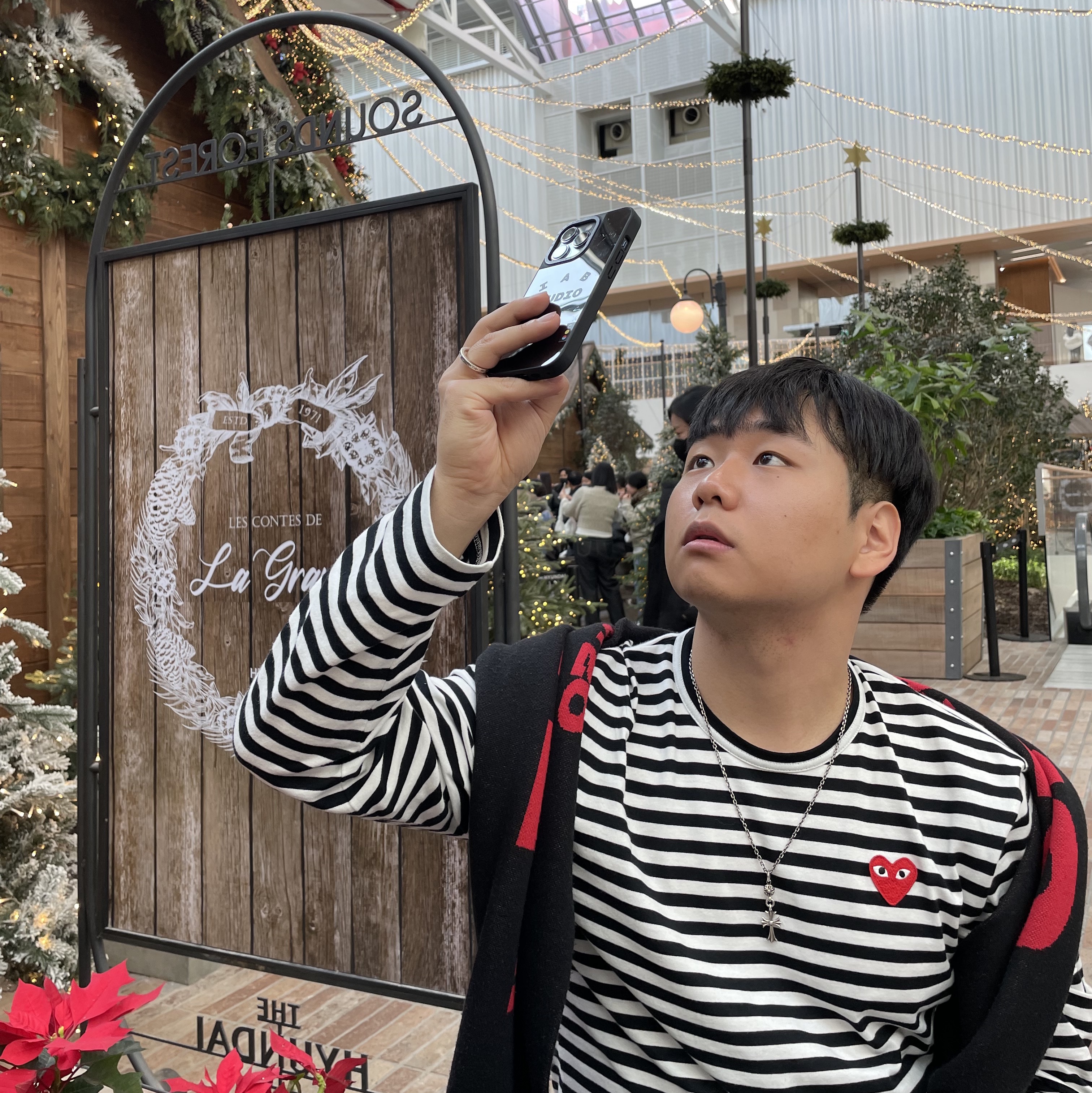 Play Comme des Garcons Striped LS T-Shirt Black White, Casetify x IAB Studio iPhone Black Logo MagSafe Mirror Case Black 착용 스타일 - 2