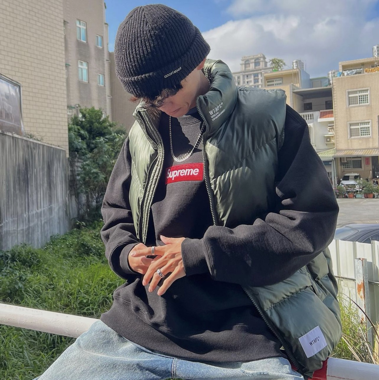 Supreme Box Logo Crewneck Heather Grey - 22FW, Supreme Box Logo Crewneck Black - 22FW 착용 스타일 - 2