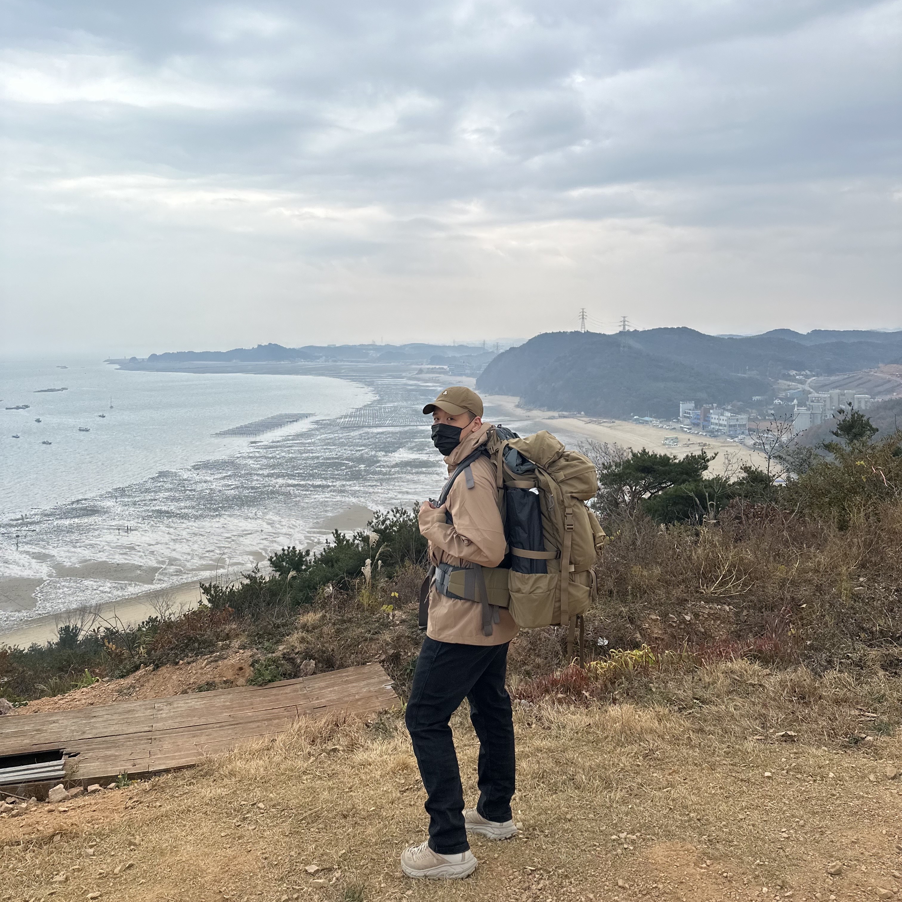 Nike ACG Storm-Fit ADV Cascade Rain Jacket Dark Driftwood- Asia, Hoka Tor Ultra High Simply Taupe 착용 스타일 - 1