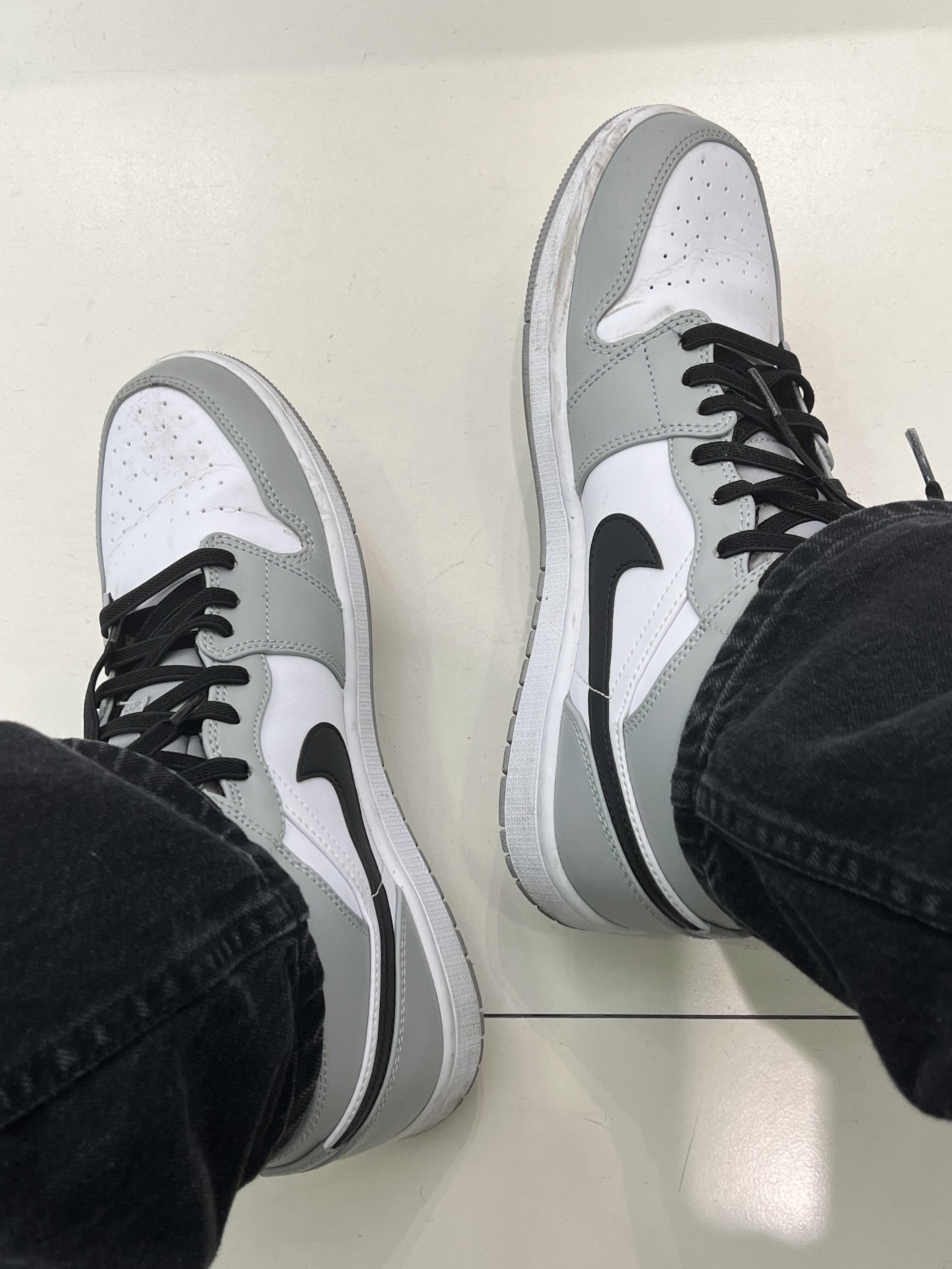 Jordan 1 Mid Light Smoke Grey 착용 스타일